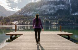 Ein ruhiger Wintermorgen am Lunzer See lädt zu einem besinnlichen Spaziergang ein. Die schneebedeckten Berge spiegeln sich im glitzernden Wasser, während die frische, klare Luft die Sinne belebt. Hier, inmitten der Natur, findet man die perfekte Auszeit vom Alltag.