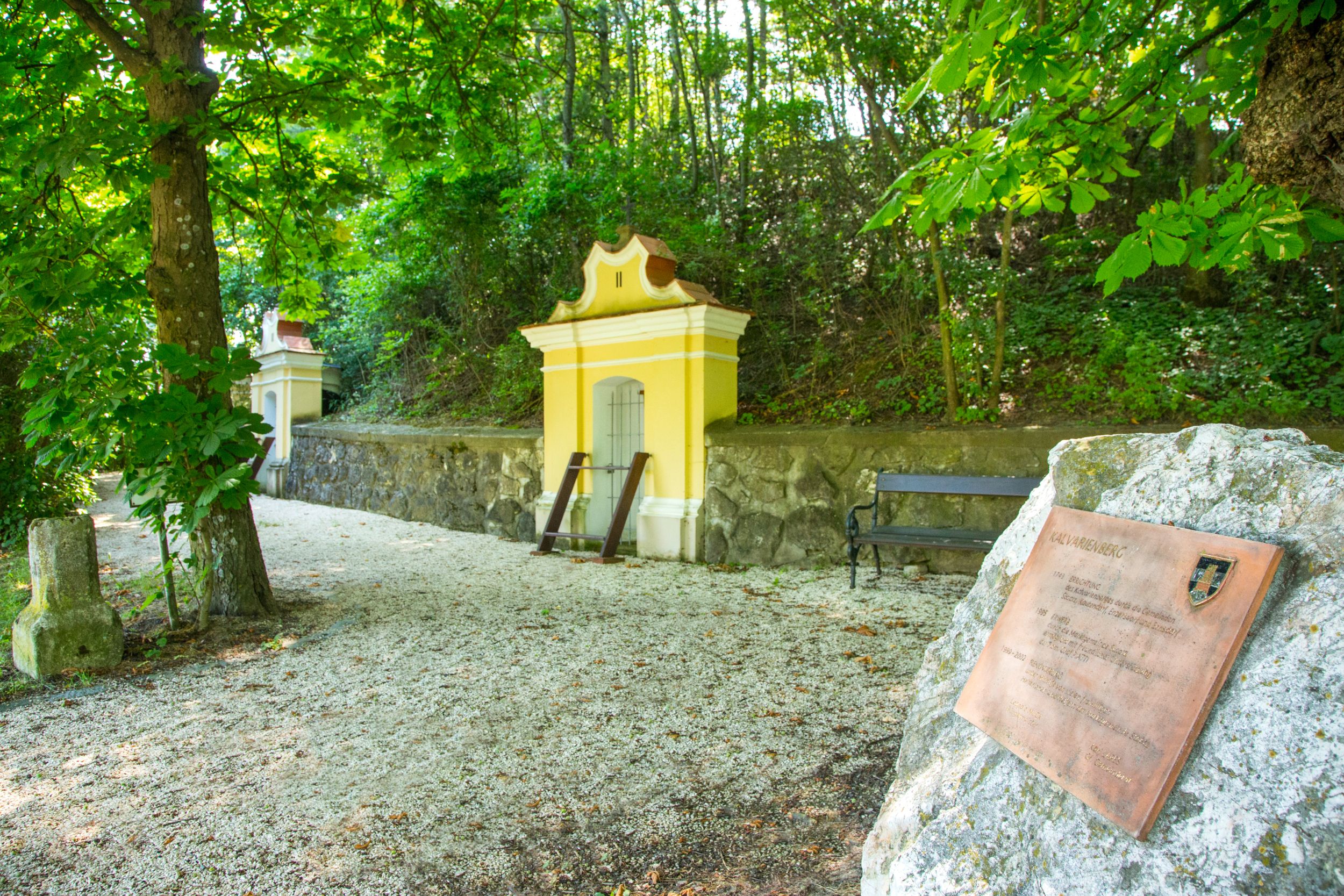 Kalvarienberg in Staatz mit gelben Kapellen und Gedenktafel.