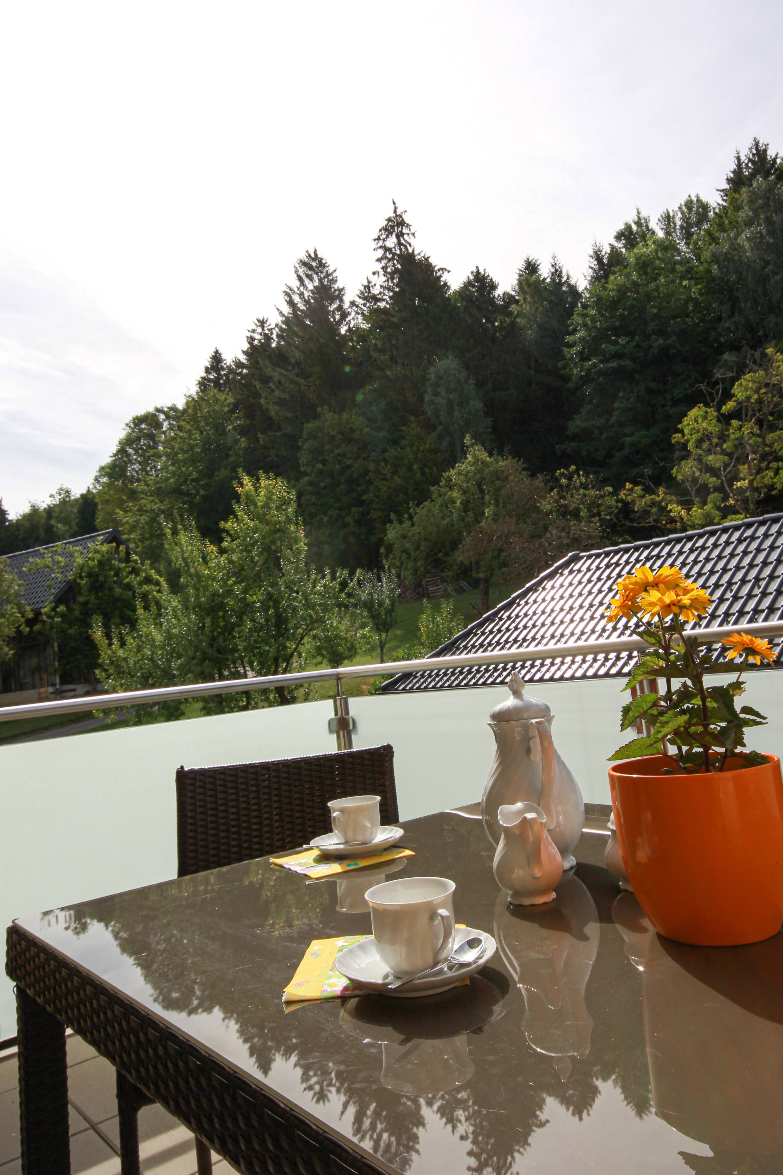 kaffeepause-auf-dem-balkon