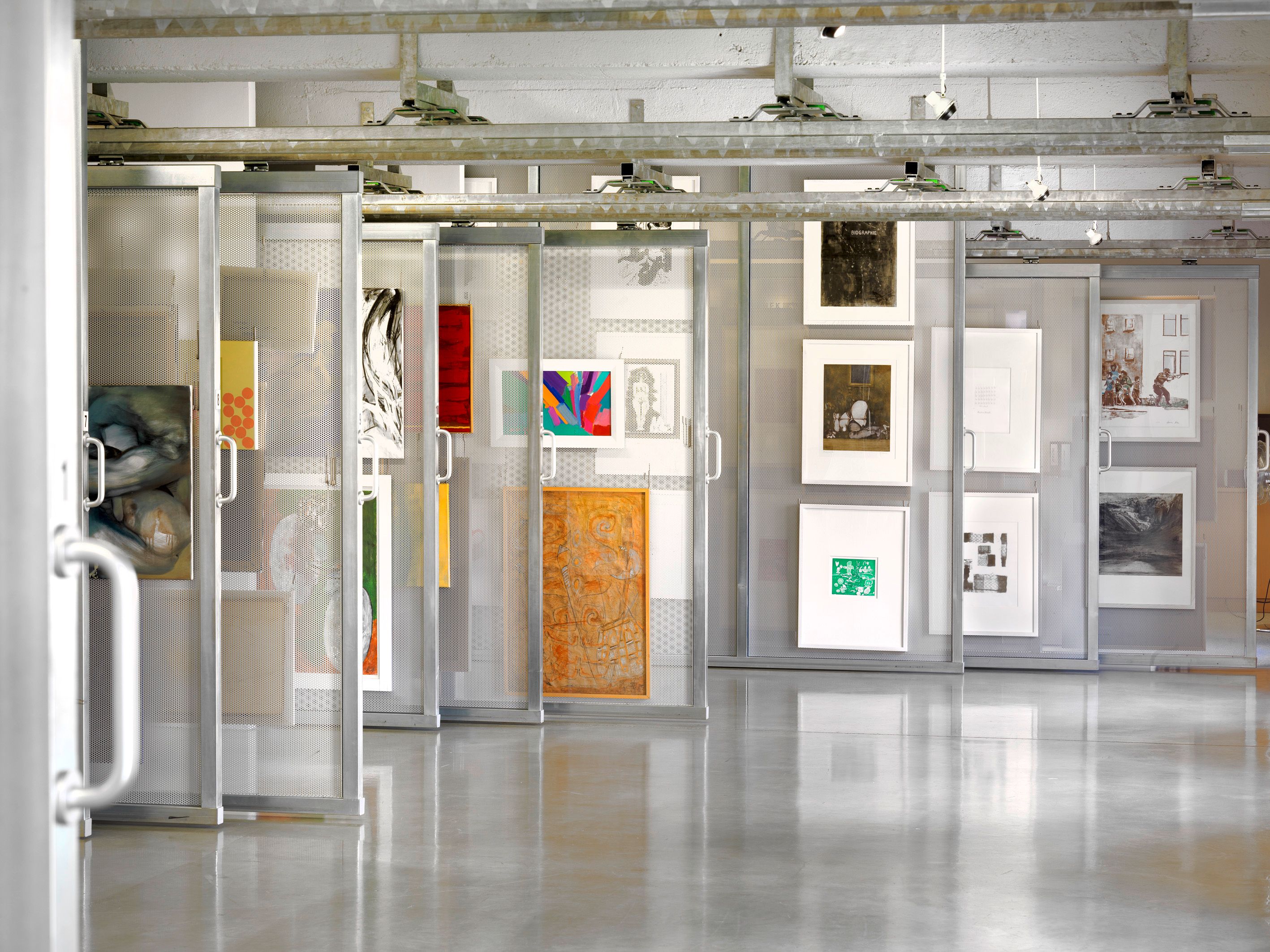 Innenansicht einer Artothek mit Kunstwerken in verschiebbaren Regalen.