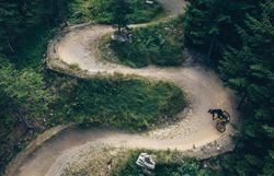 Die kurvenreiche Strecke schlängelt sich durch dichte Wälder, während Mountainbiker mit Begeisterung die Herausforderung annehmen. Die frische Bergluft und das Rascheln der Blätter schaffen eine unvergessliche Atmosphäre für Abenteuerlustige.