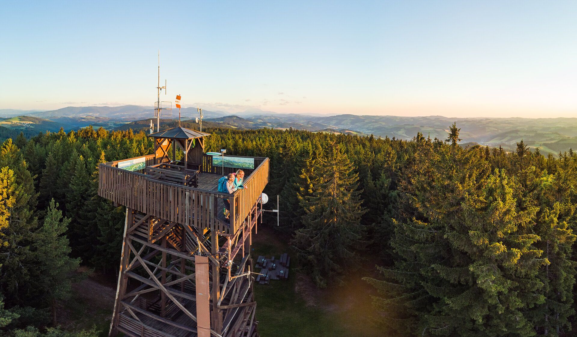 Den Ausblick vom Aussichtsturm Hutwisch in die Bucklige Welt genießen.