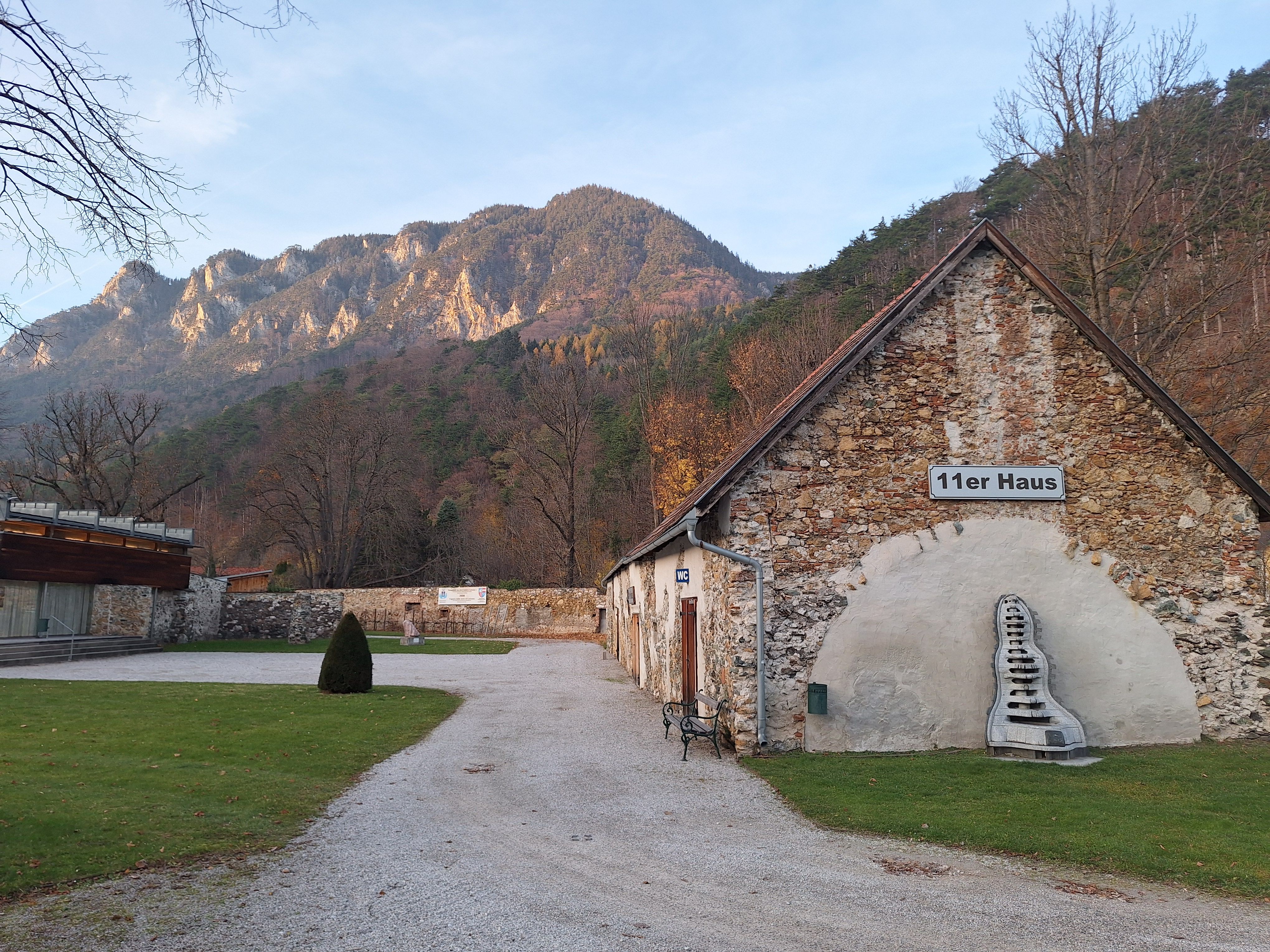 Außenansicht des 11er Hauses mit Bergkulisse im Hintergrund.