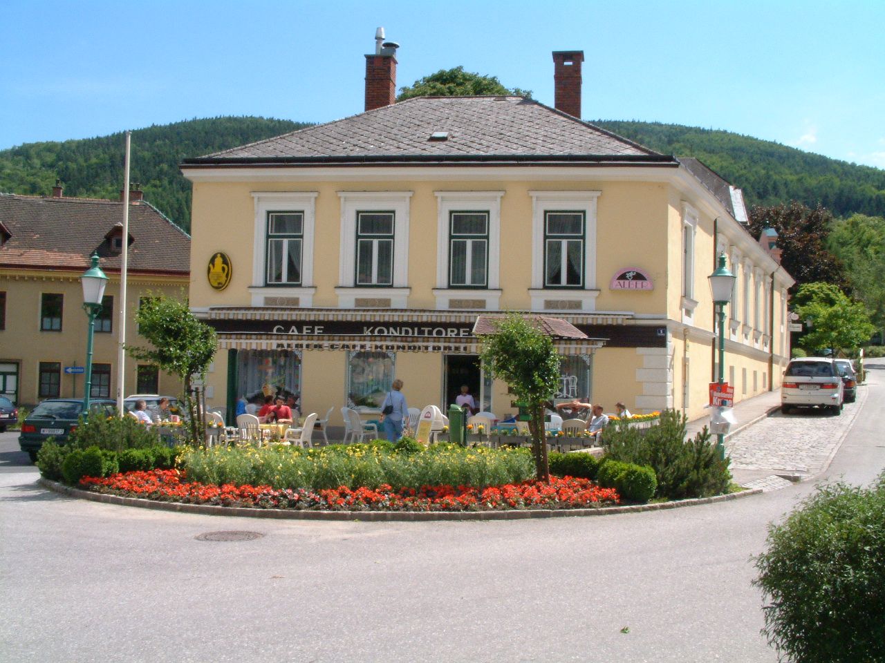 Café Konditorei Alber in Payerbach mit Außenbereich und Blumen davor.
