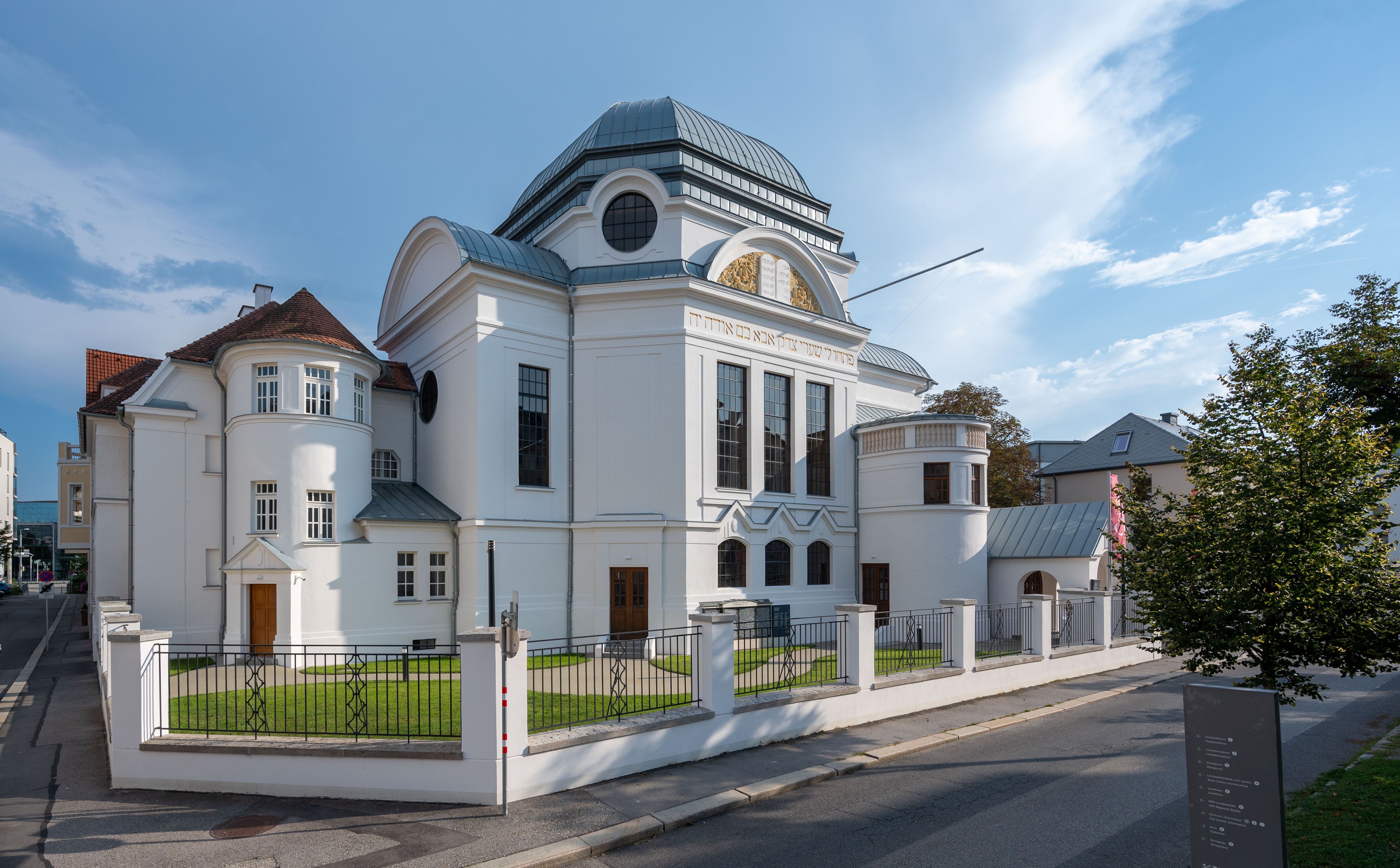 Die ehemalige Synagoge St. Pölten verbindet eindrucksvolle Architektur mit bewegender Geschichte und vermittelt bei Führungen spannende Einblicke in das jüdische Kulturerbe Niederösterreichs.