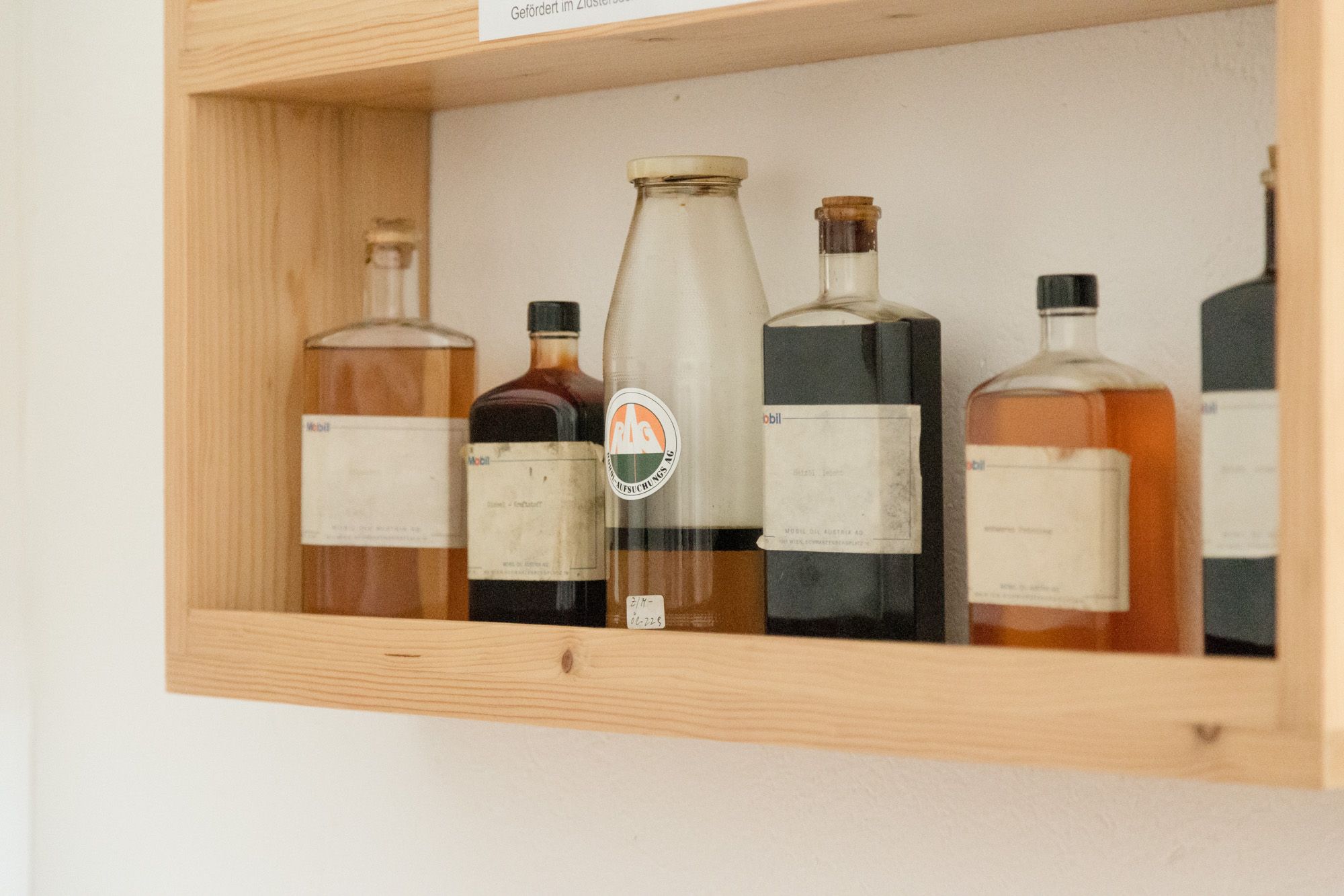 Regal mit alten Flaschen im Stadtmuseum Zistersdorf.
