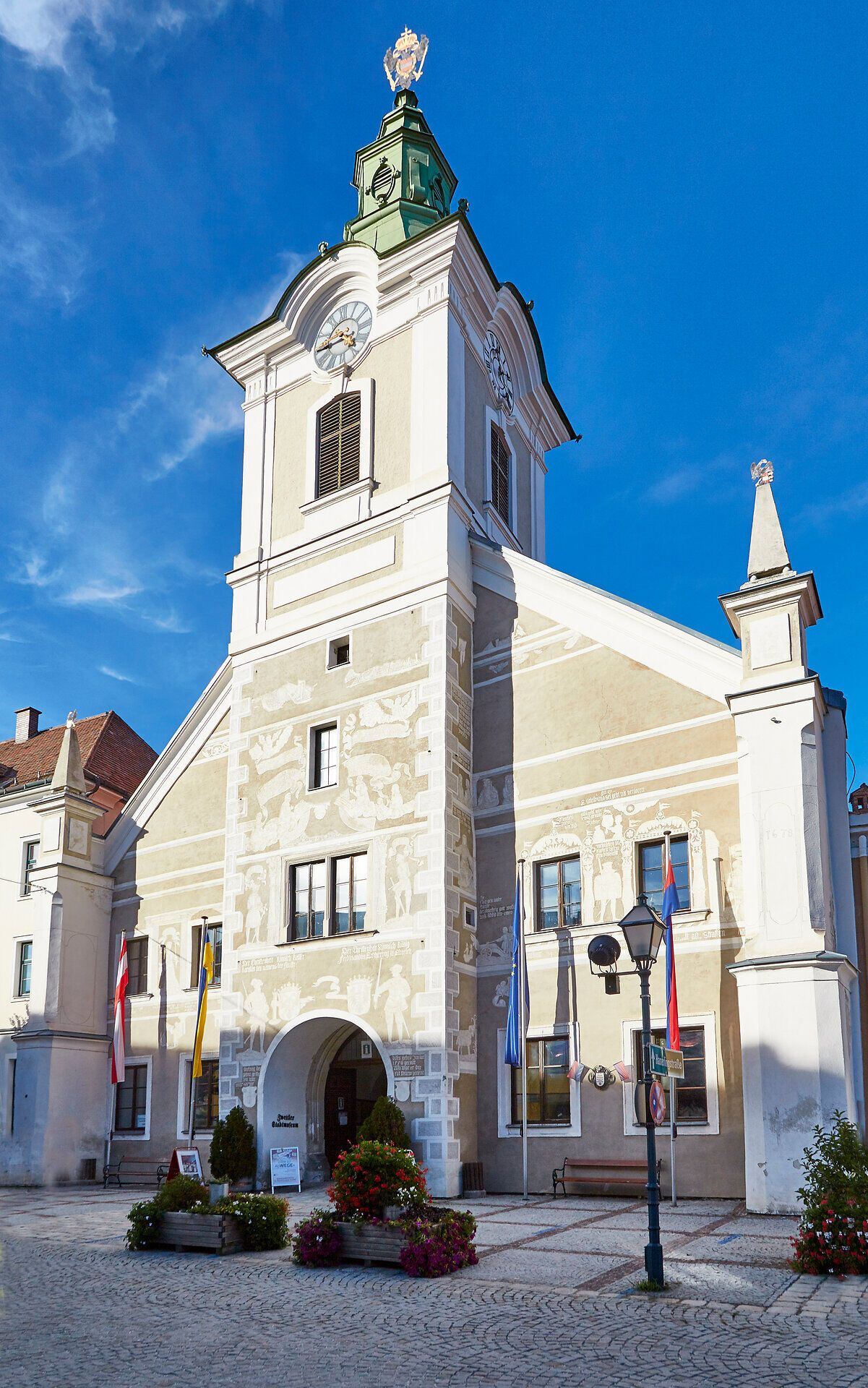 Historisches Gebäude mit Turm und Fresken in Zwettl, Österreich.