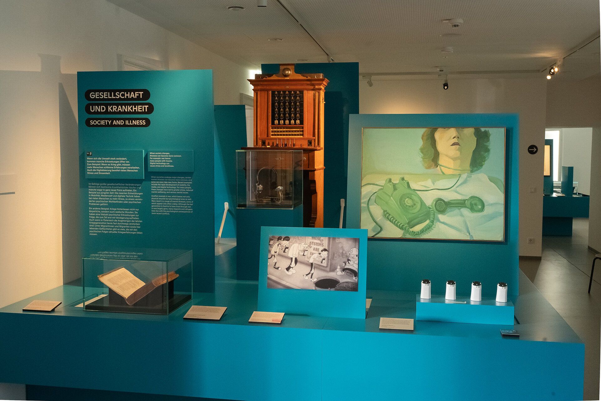 Ausstellungsraum der Niederösterreichischen Landesausstellung 2026 „Wenn die Welt Kopf steht – Mensch. Psyche. Gesundheit.“.