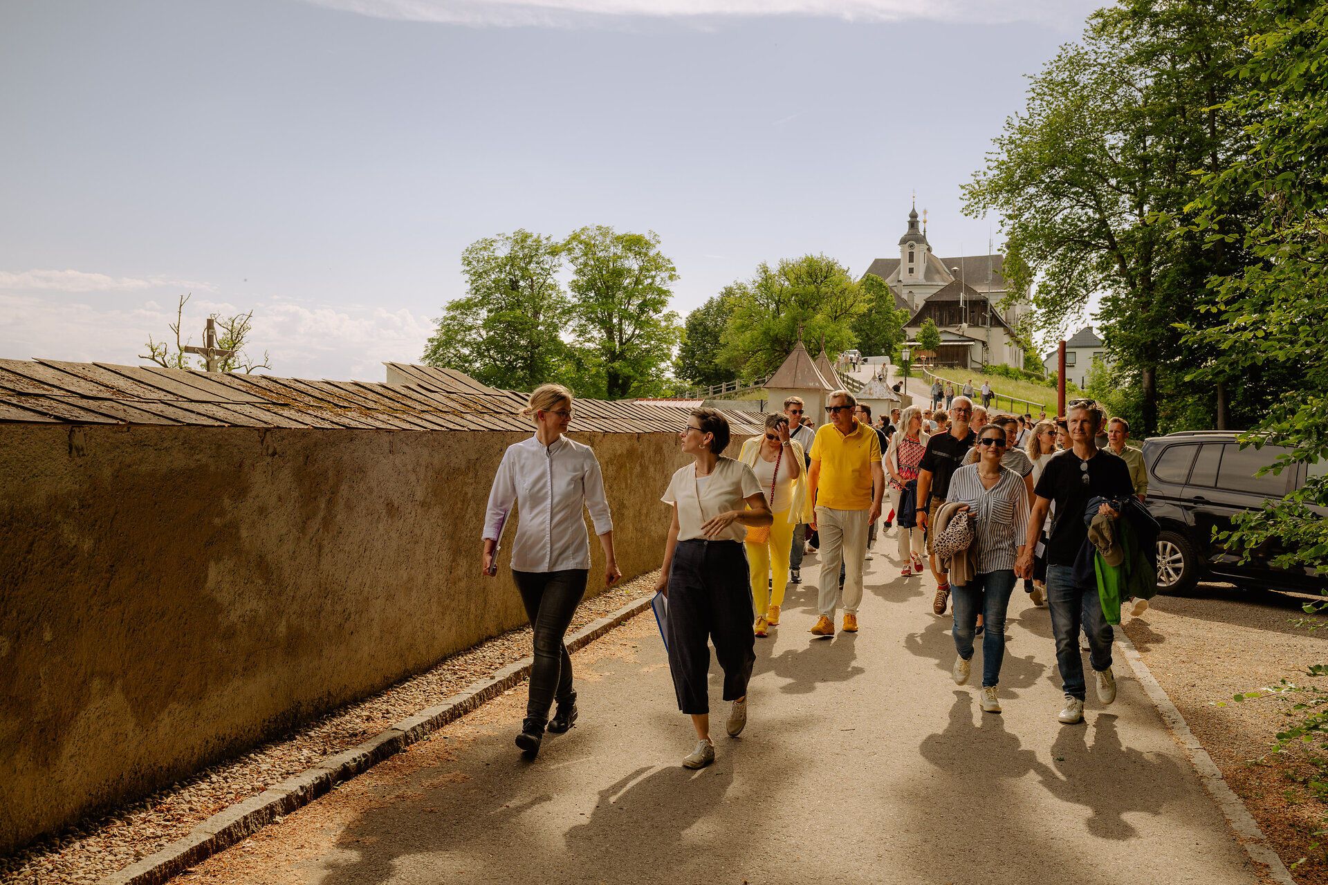 Gruppe spaziert durch einen historischen Ort.