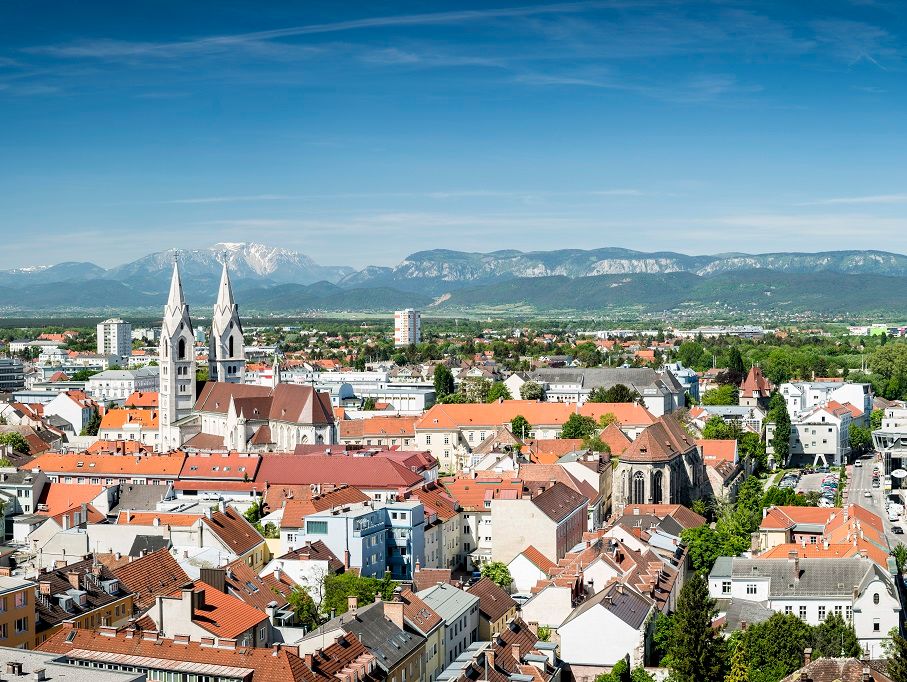 Panorama von Wiener Neustadt mit Bergen im Hintergrund.