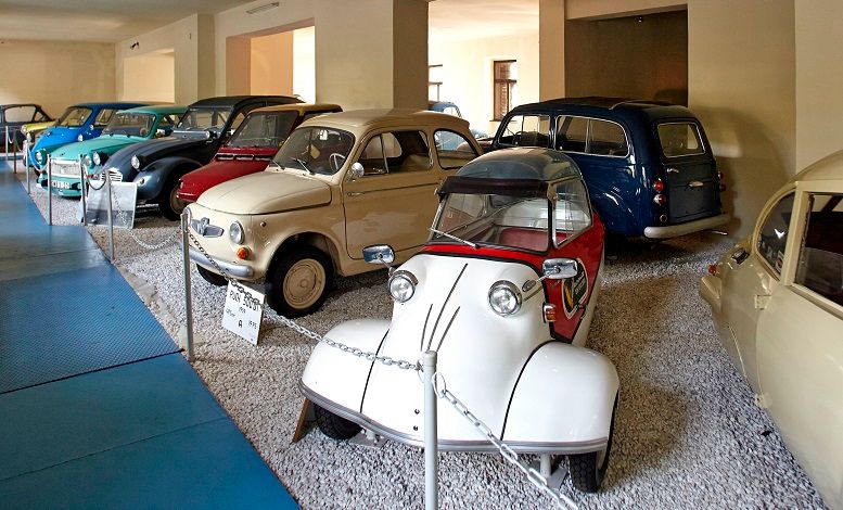 Eine Sammlung von Oldtimern in einem Automobilmuseum.
