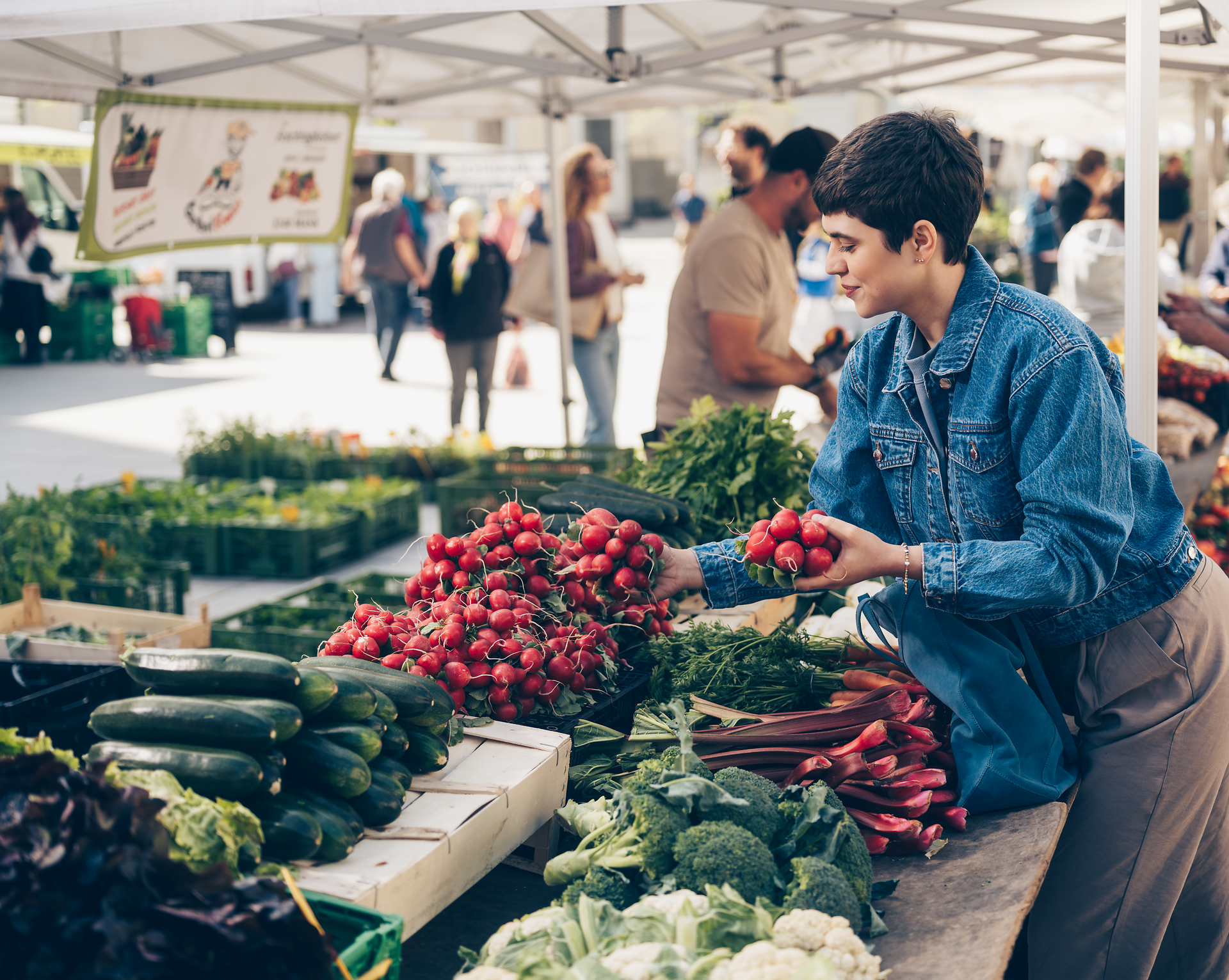 Der Wochenmarkt am Domplatz pulsiert vor Leben, während frisches Obst und Gemüse in leuchtenden Farben die Stände zieren. Hier können Besucher die Aromen der Region entdecken und die herzliche Atmosphäre genießen, die von den freundlichen Verkäufern und den fröhlichen Gesprächen der Marktbesucher geprägt ist.