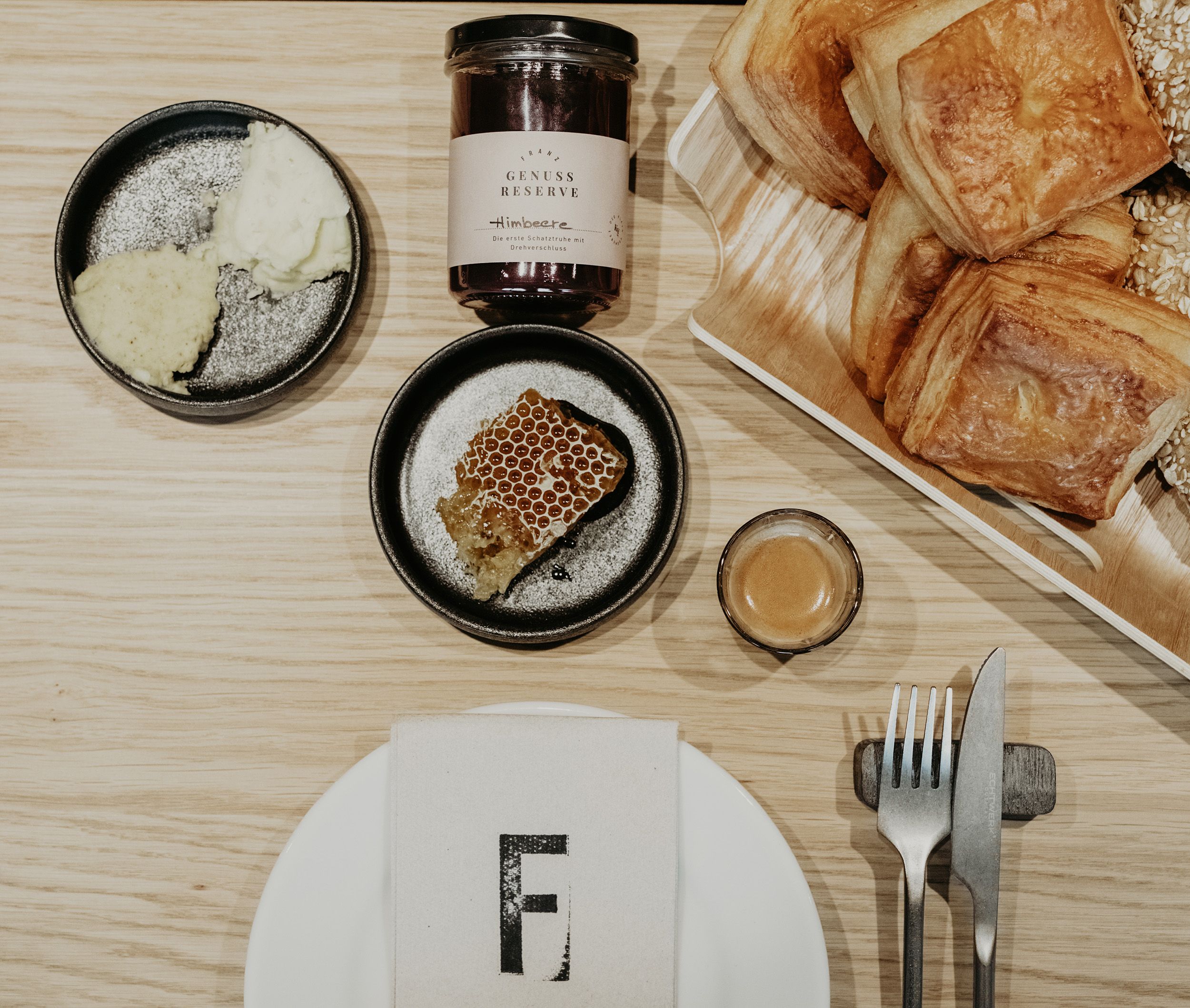 Frühstücksgebäck, Honig, Gedeck