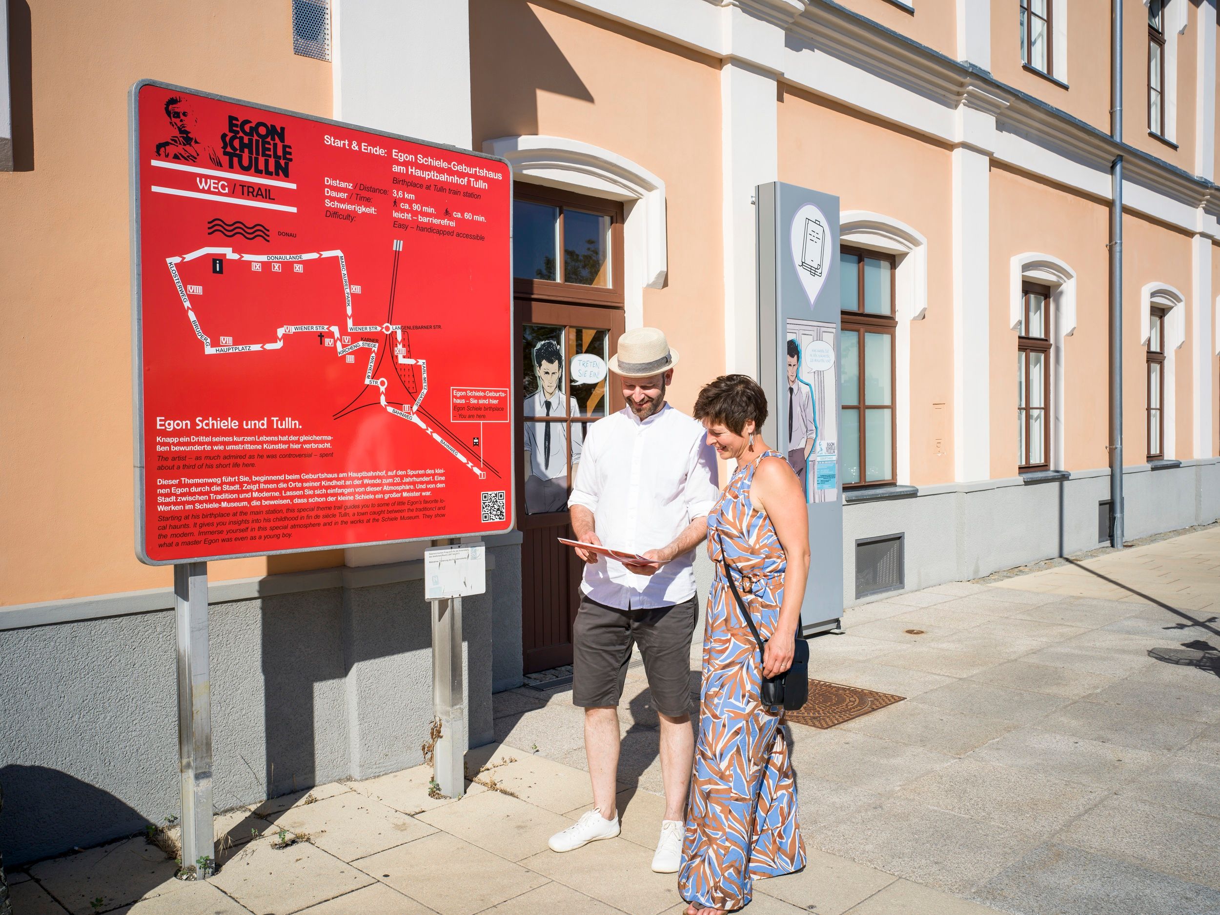 Paar am Eingang Egon Schiele Geburthaus 
