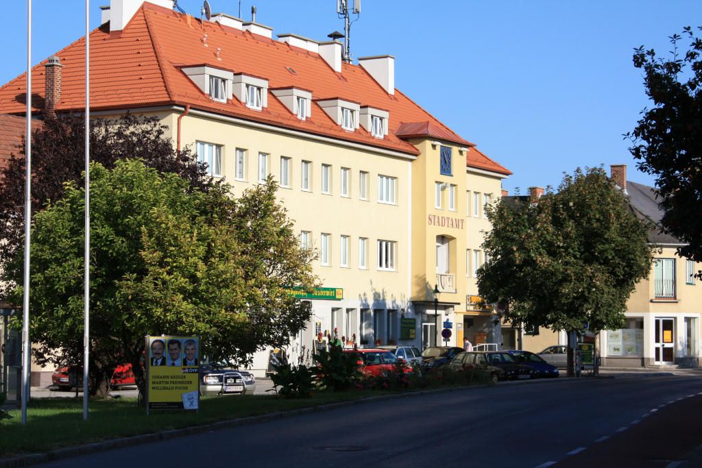 Stadtamt von Ebenfurth mit umliegenden Gebäuden und Bäumen.