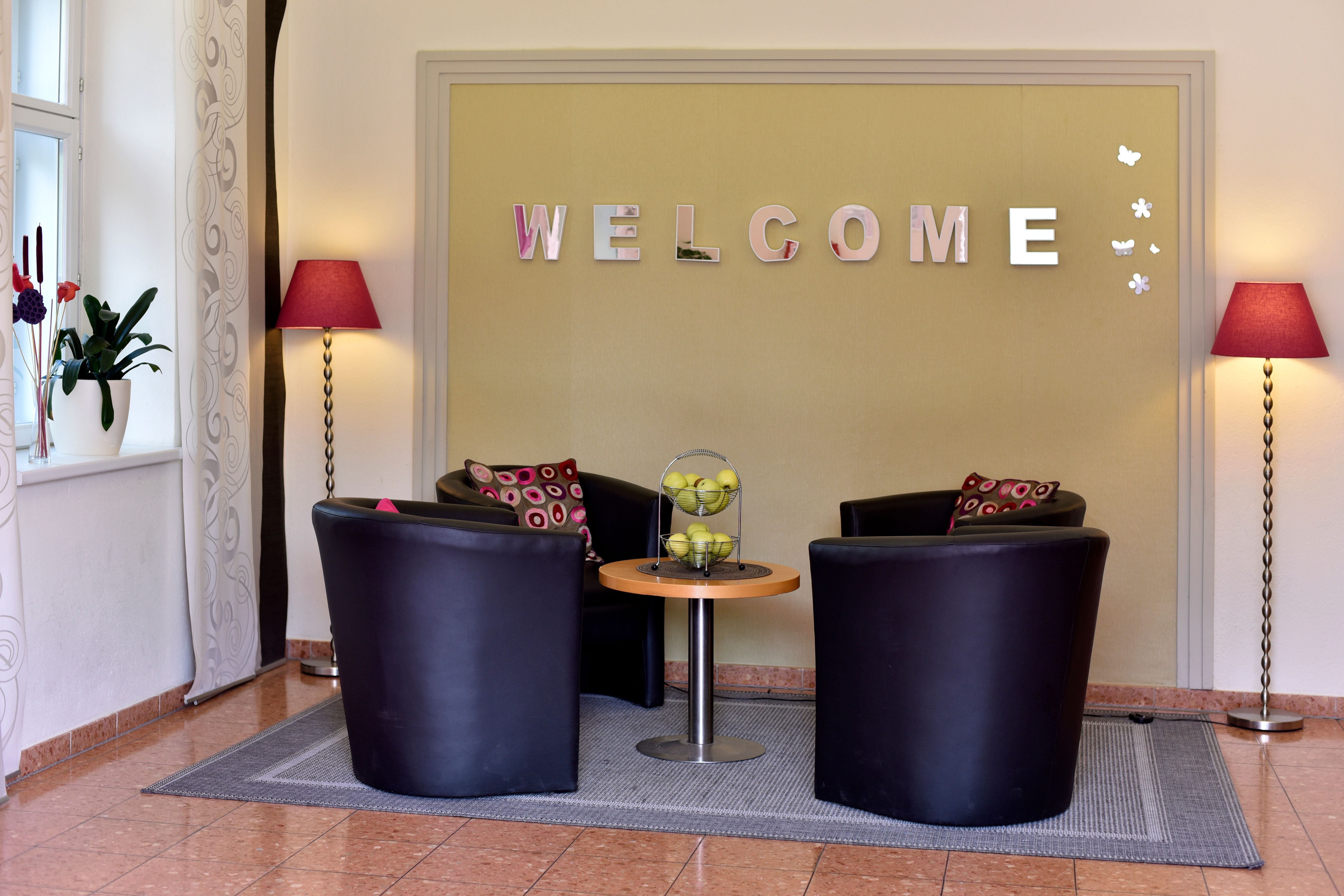 Empfangslounge mit 4 Sesseln 