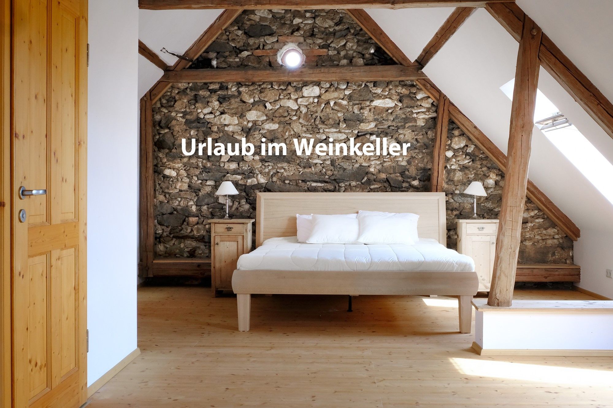 Schlafzimmer mit Holzbalken und Steinwand, Bett in der Mitte, Text 'Urlaub im Weinkeller'.