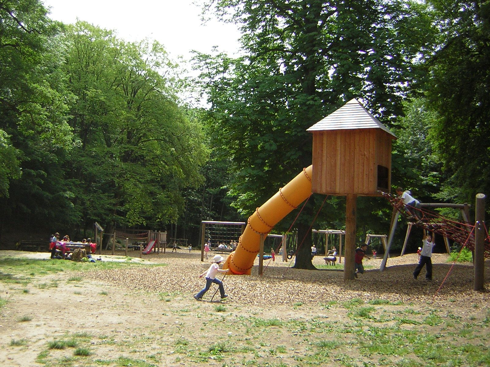 Spielplatz im Naturpark Sparbach mit Rutsche und Klettergerüst.