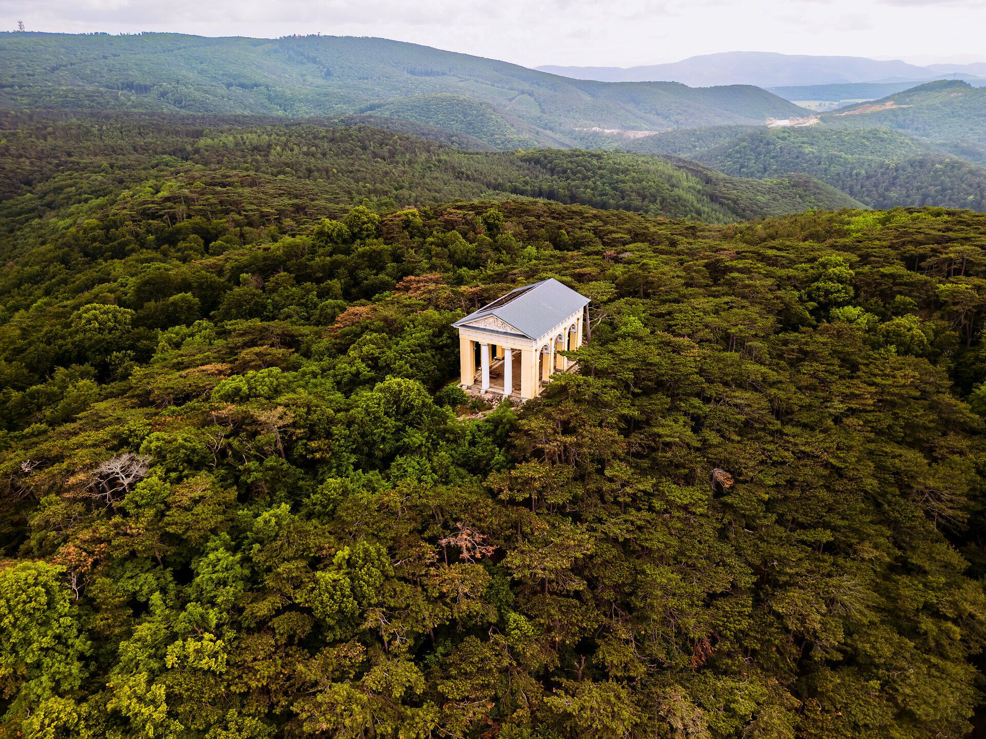 Umgeben von üppigem Grün und sanften Hügeln bietet dieser Aussichtspunkt einen atemberaubenden Blick auf die umliegende Landschaft. Der Husarentempel, ein historisches Bauwerk, lädt dazu ein, die Seele baumeln zu lassen und die Schönheit der Natur in vollen Zügen zu genießen.