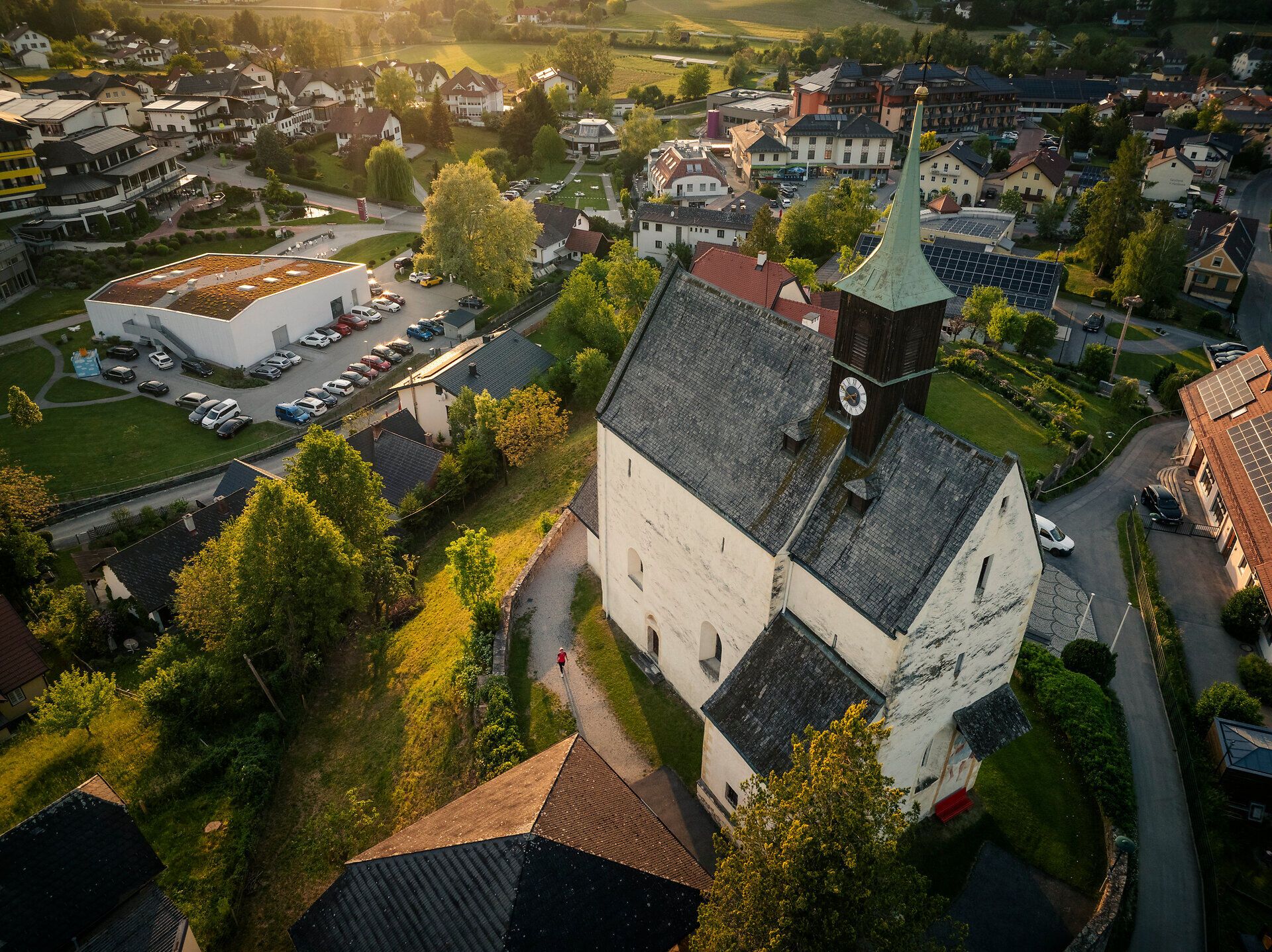 Vogelperspektive auf die Wehrkirche Bad Schönau, im Hintergrund Teile des Ortes Bad Schönau.