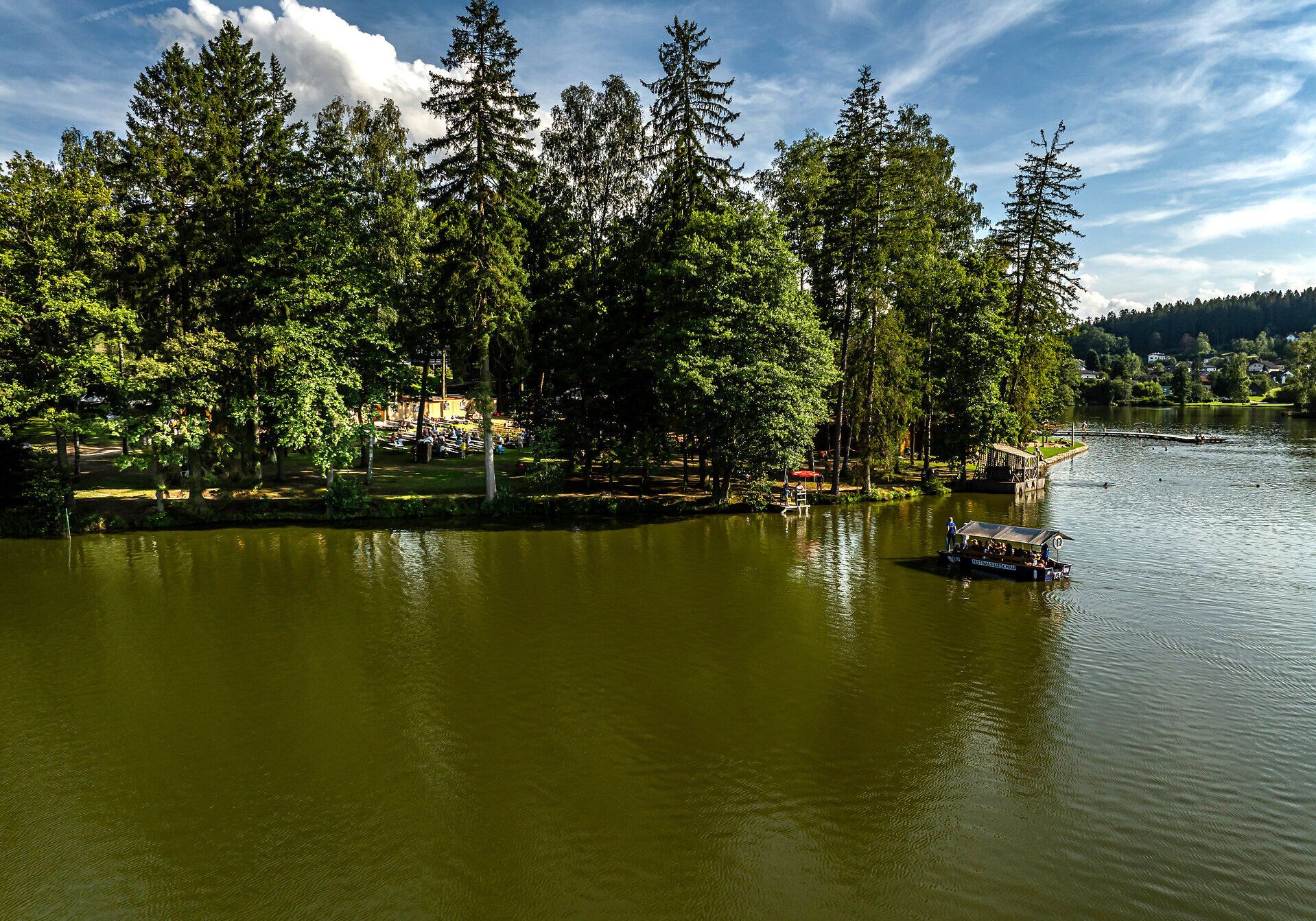 Umgeben von üppigem Grün und dem sanften Plätschern des Wassers, lädt dieser idyllische Ort zum Verweilen ein. Die harmonische Verbindung von Natur und Kultur schafft eine Atmosphäre, die sowohl Entspannung als auch Inspiration bietet. Hier, wo Musik und Natur aufeinandertreffen, wird jeder Moment zu einem unvergesslichen Erlebnis.