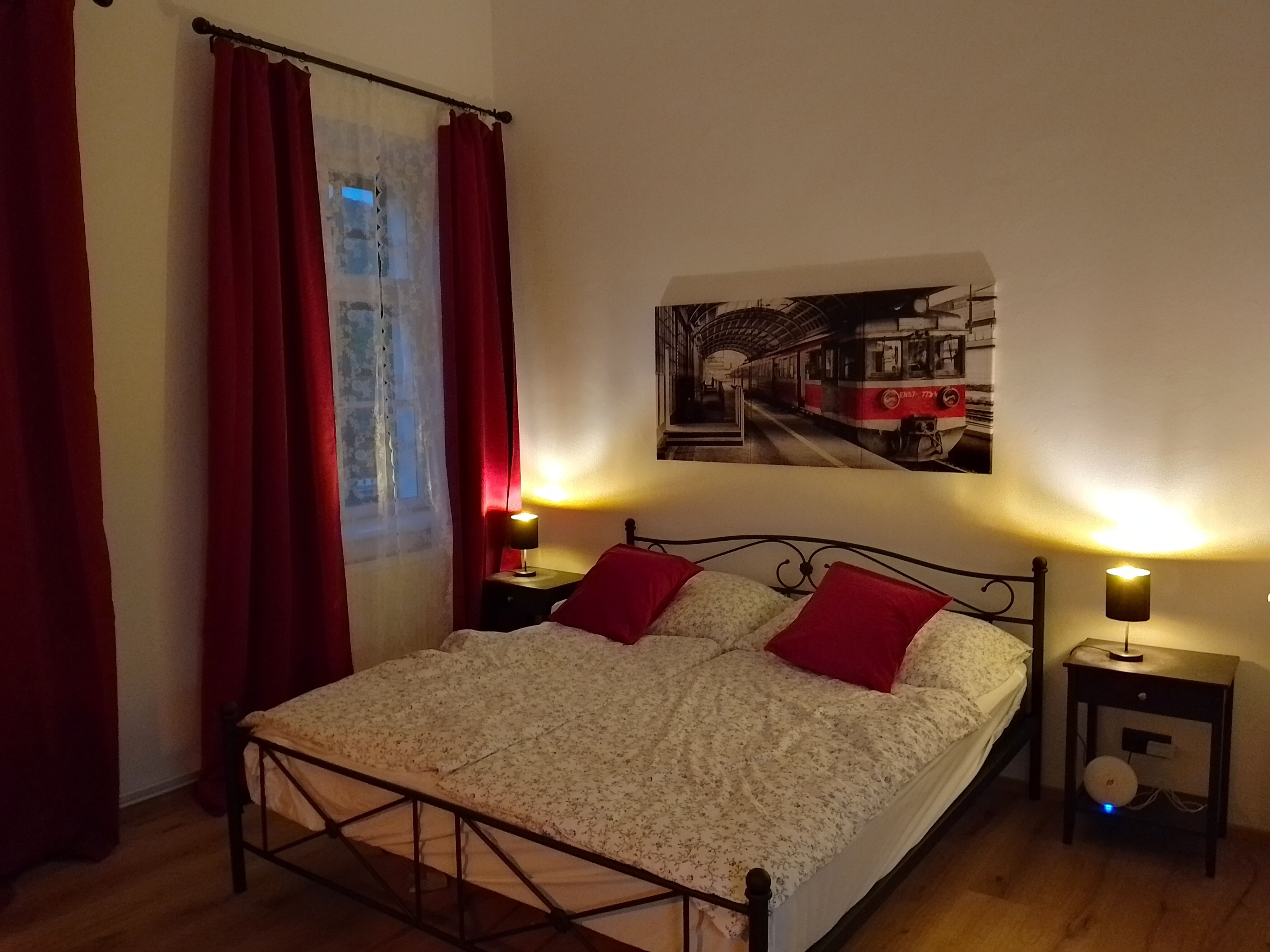 Gemütliches Schlafzimmer mit Eisenbahndekor.