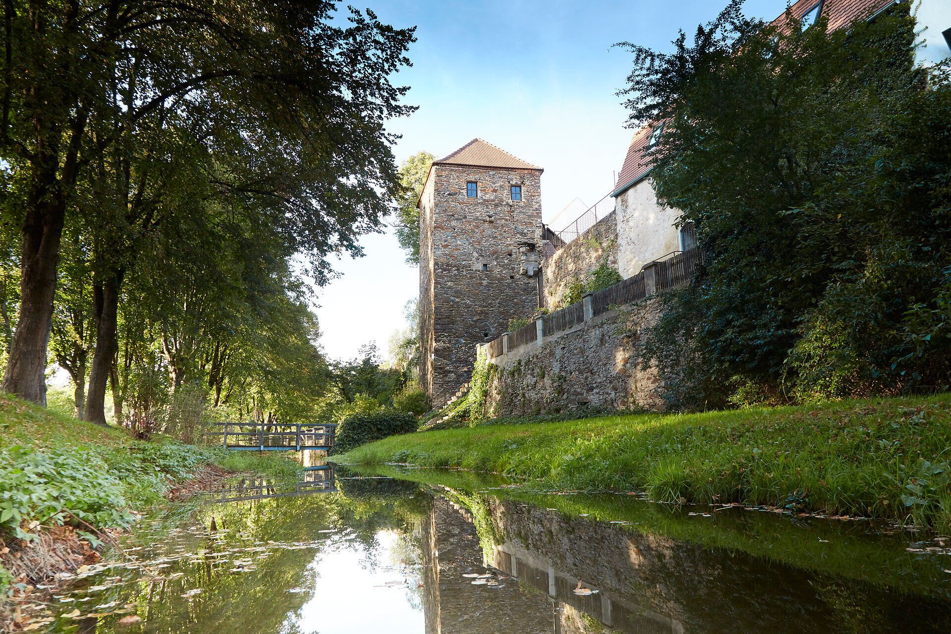 Stadtmauer von Zwettl mit Turm und Wassergraben.