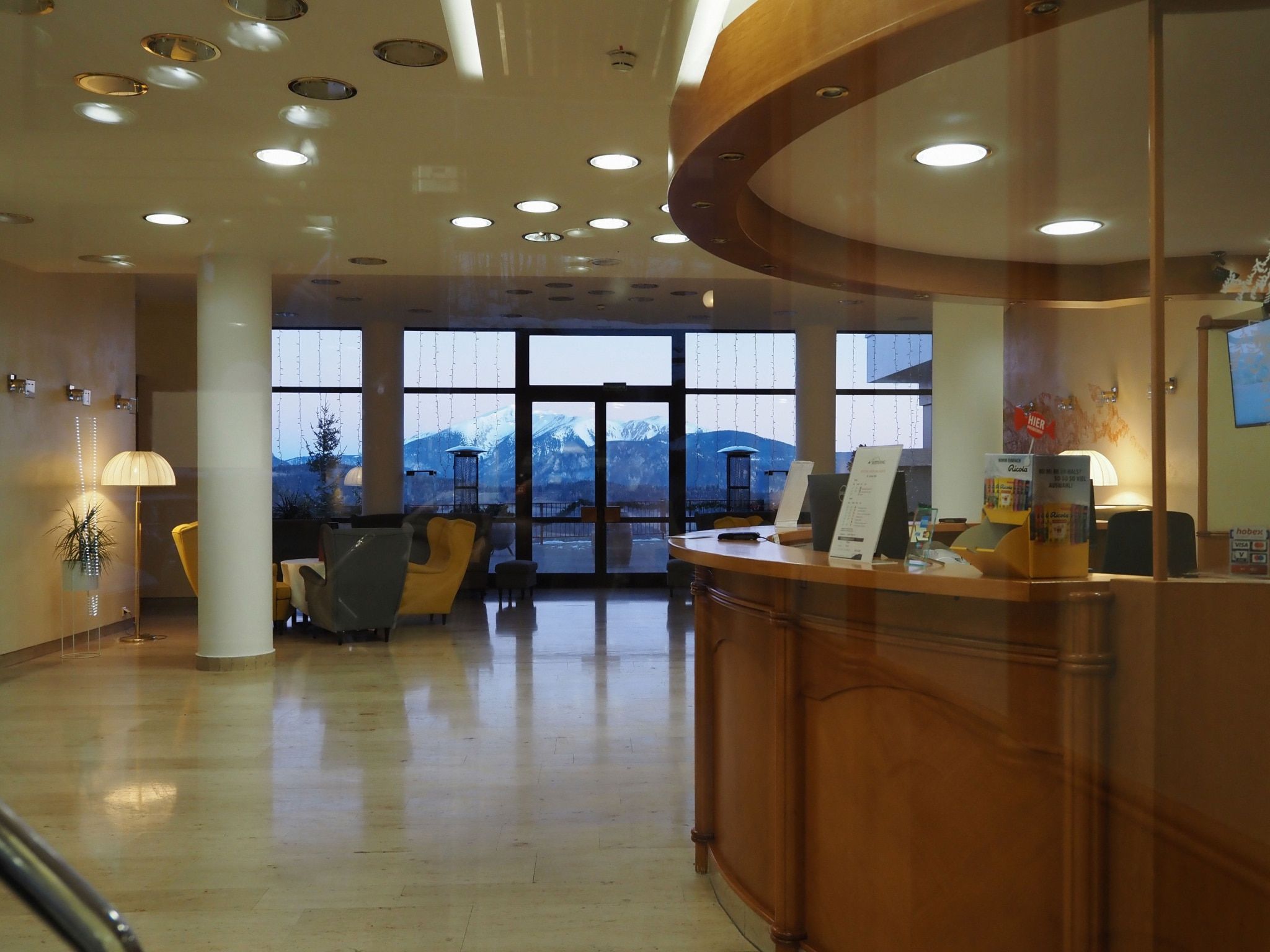 Rezeption im Sporthotel Semmering mit Blick auf die Berge.