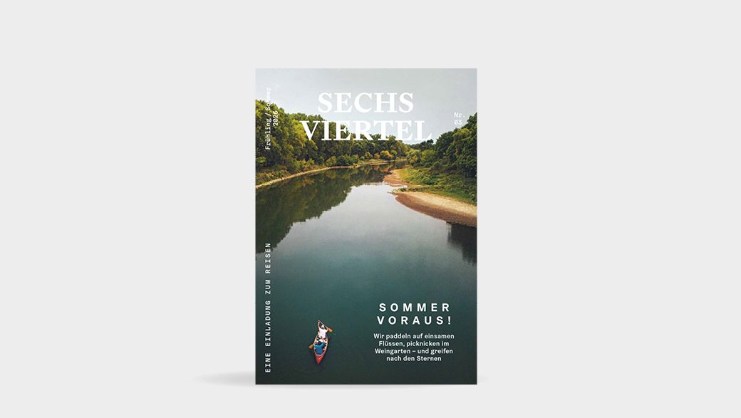 Cover des "SECHS VIERTEL Magazin" Ausgabe 03. Abgebildet sind zwei Personen, die in einem Kanu die March entlang paddeln. Rechts und links des Flusses sind die grünen Auenlandschaften erkennbar. 