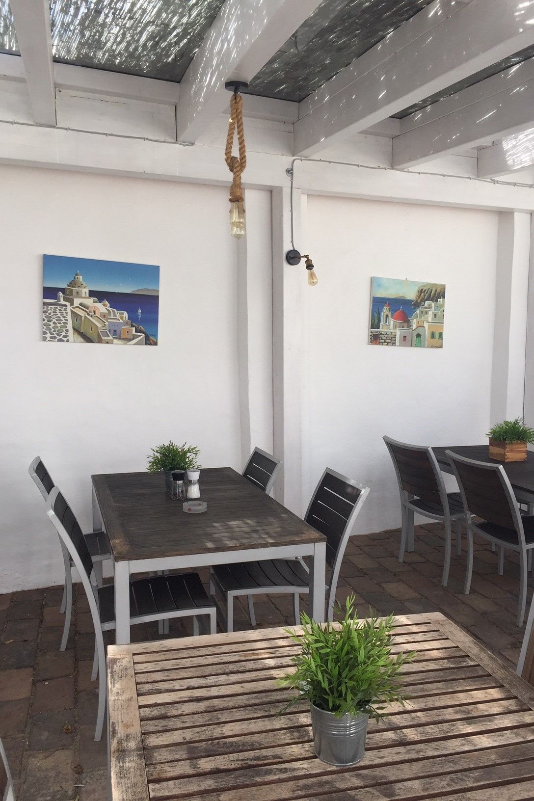 Tisch vor weisser Wand im Aussenbereich 