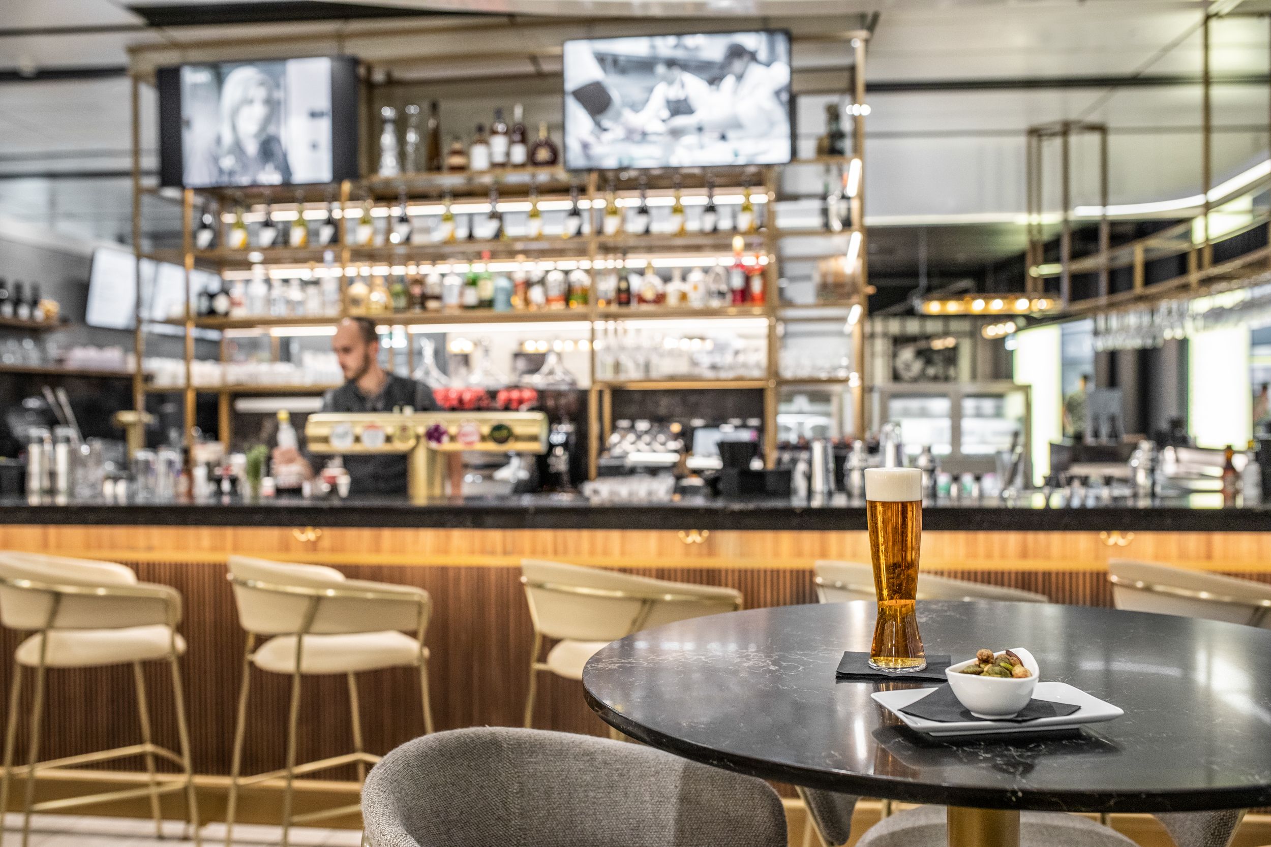 Wolfgang Puck Kitchen, Bar mit Kellner