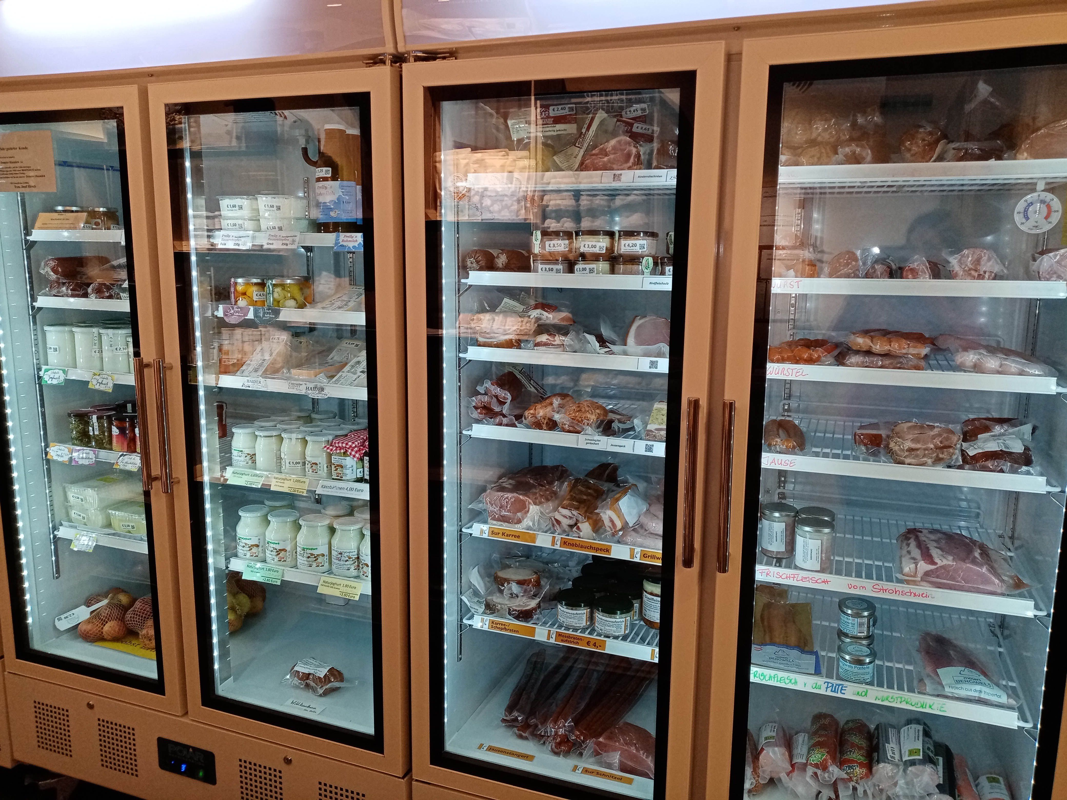 Produkte in der Kühlung im Dorfladen
