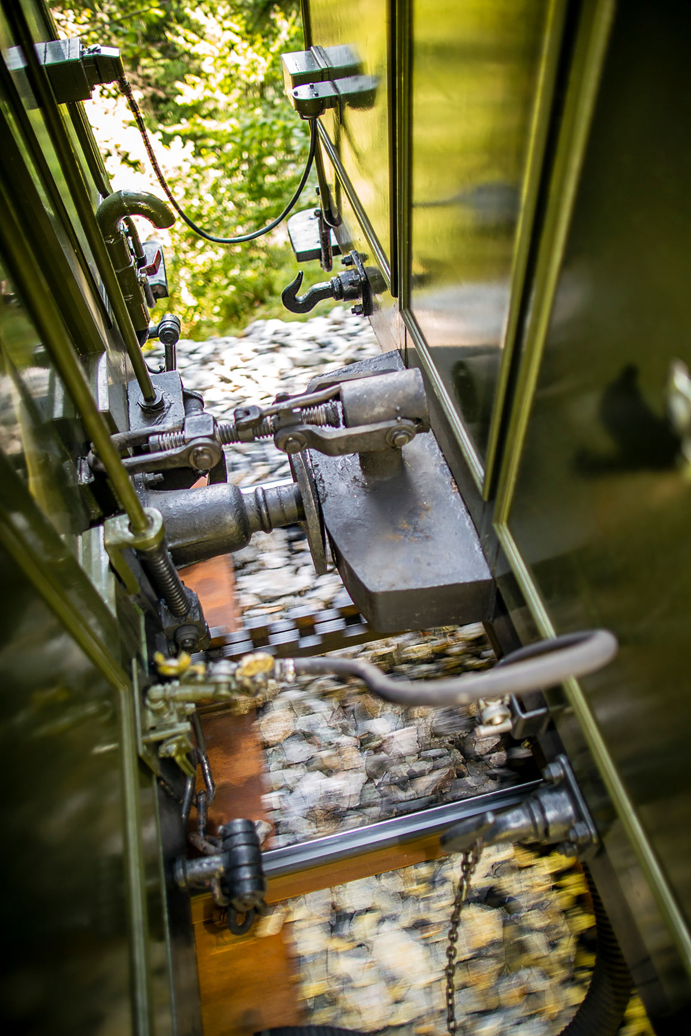 Nahaufnahme einer Schraubenkupplung zwischen zwei Eisenbahnwagen.