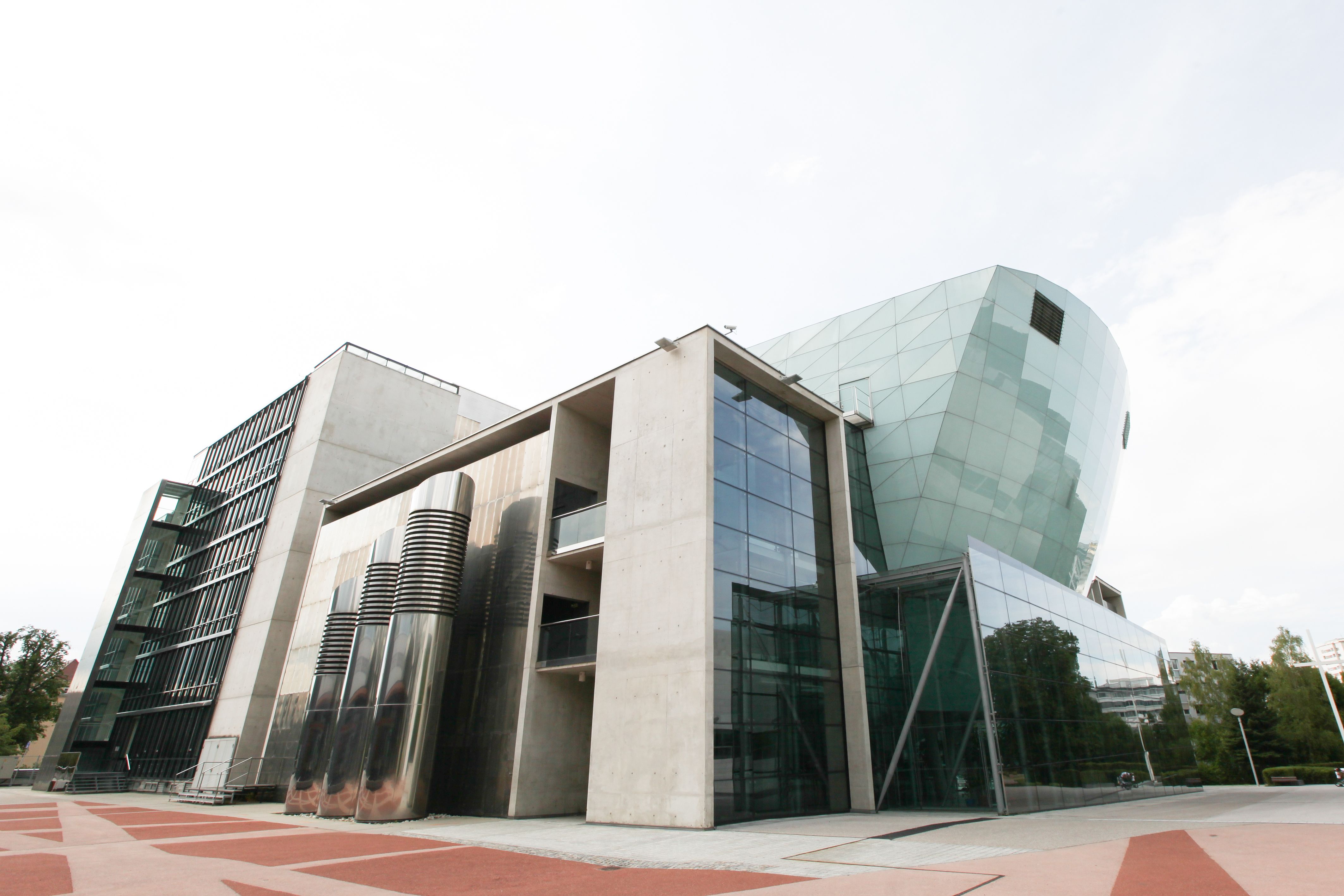 Modernes Gebäude mit Glasfassade und geometrischen Formen.