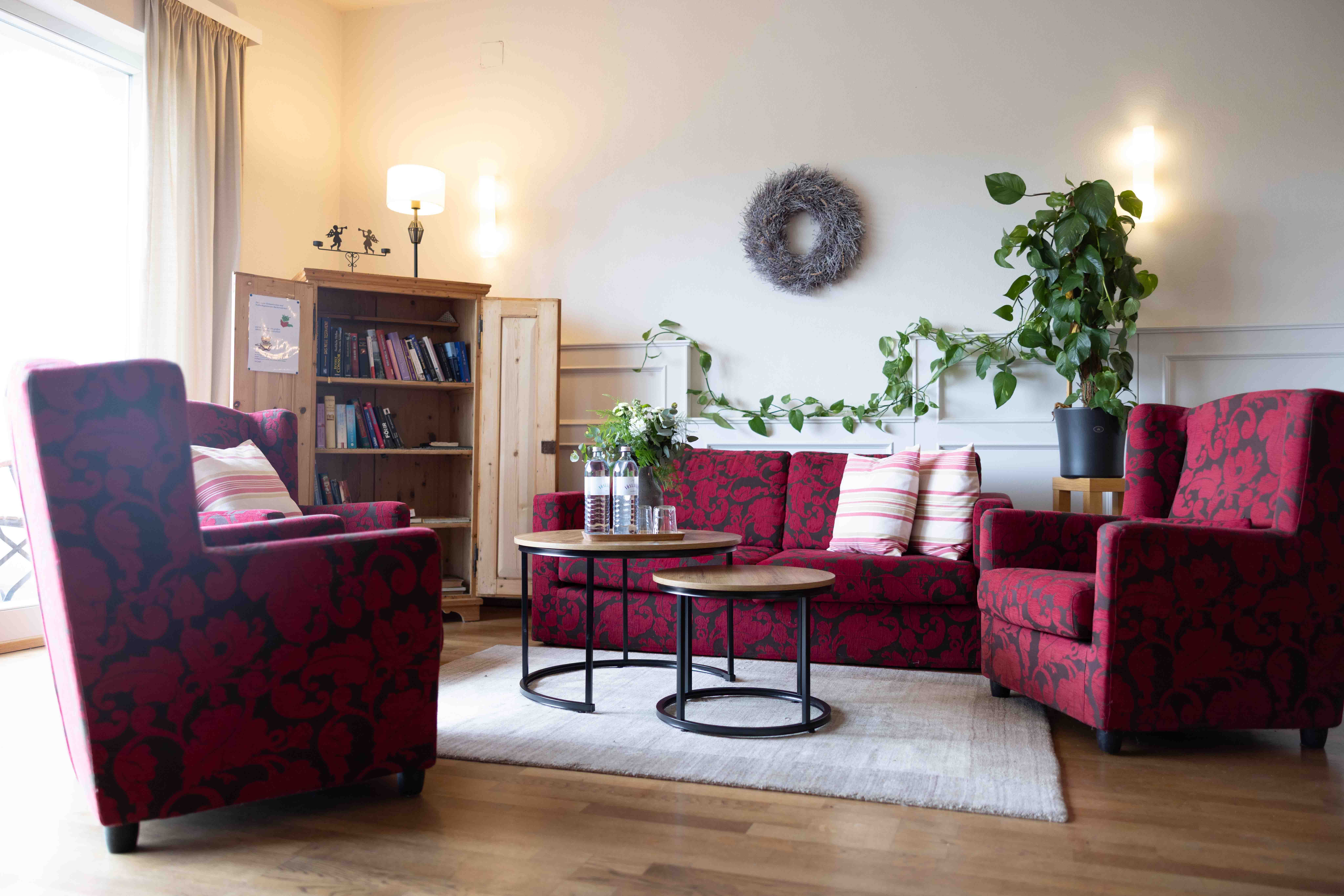 Aufenthaltsbereich mit Roten Sofamöbel und Couchtisch 