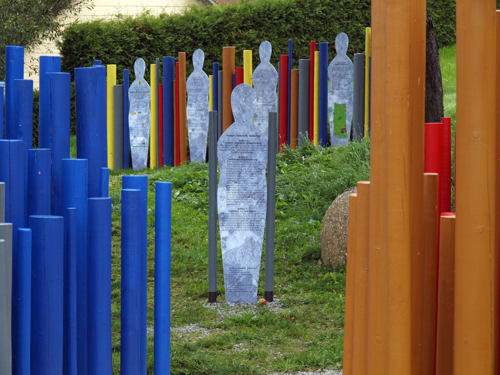 Bunte Stelen und Figuren im Garten der Menschenrechte.