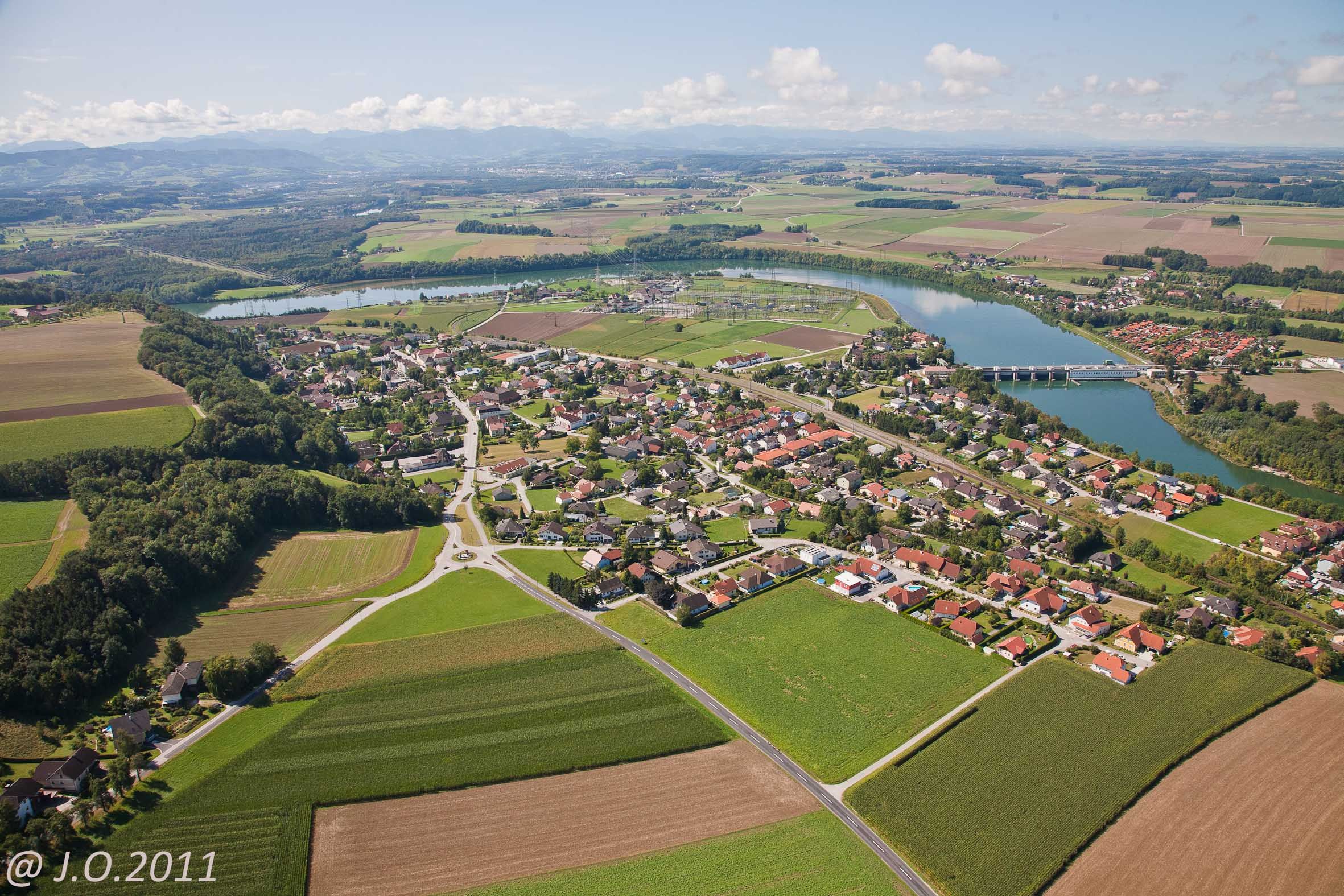 Luftaufnahme von Ernsthofen mit Fluss und Brücke.