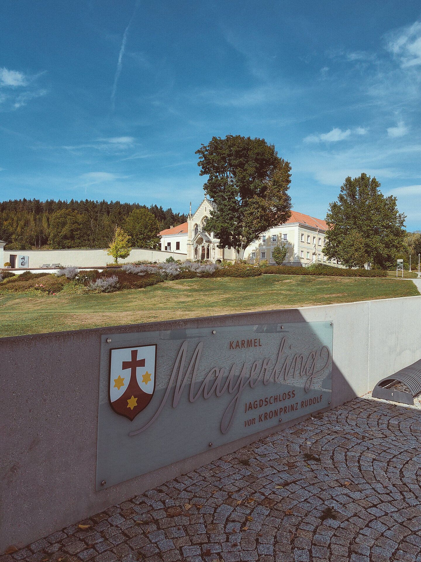Umgeben von der idyllischen Natur des Wienerwaldes, strahlt der Karmel Mayerling eine friedliche Atmosphäre aus. Die harmonische Architektur und die weitläufigen Grünflächen laden dazu ein, die Seele baumeln zu lassen und die Schönheit der Umgebung zu genießen.
