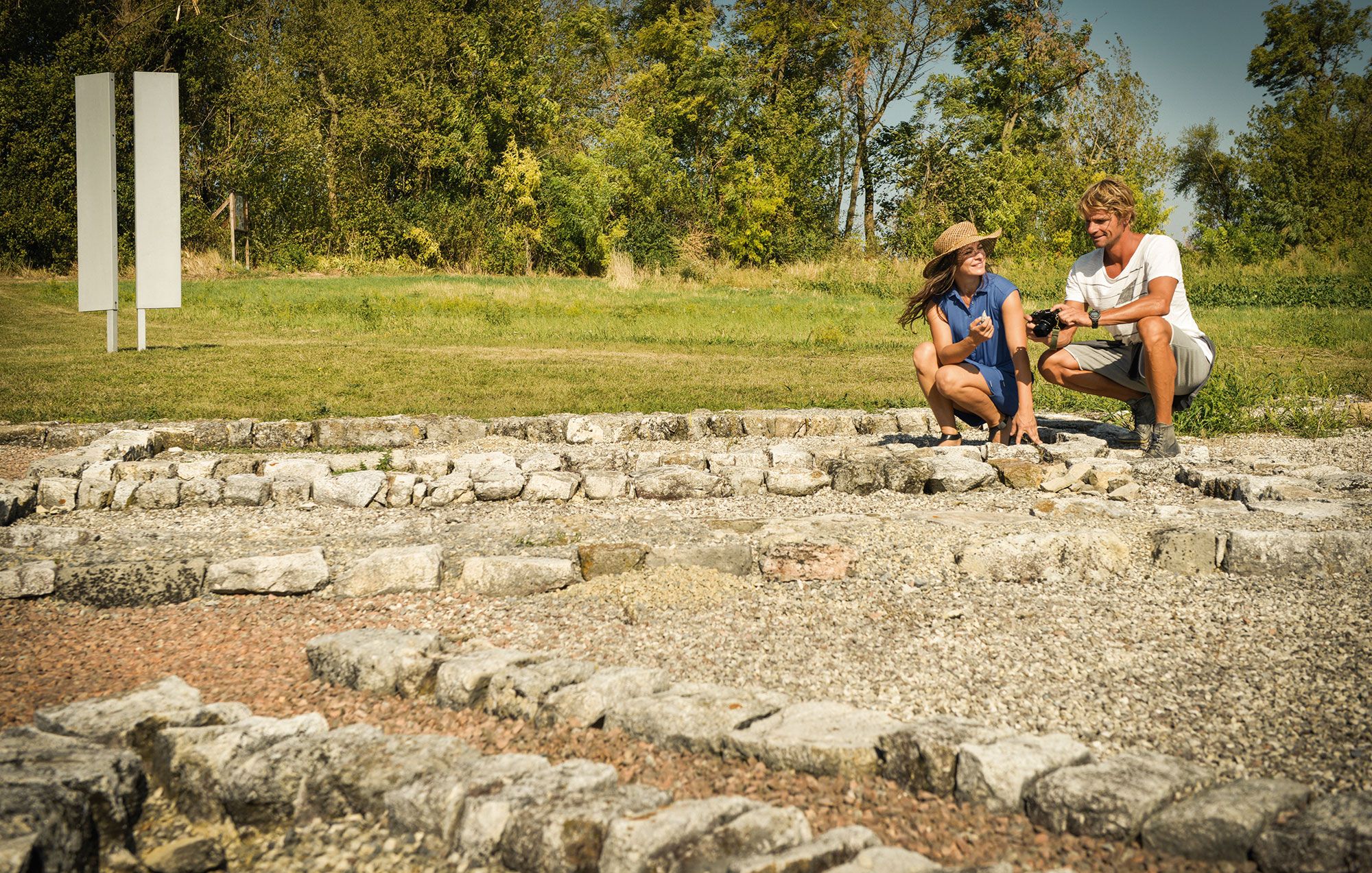 Pärchen besichtigt die Villa Rustica 