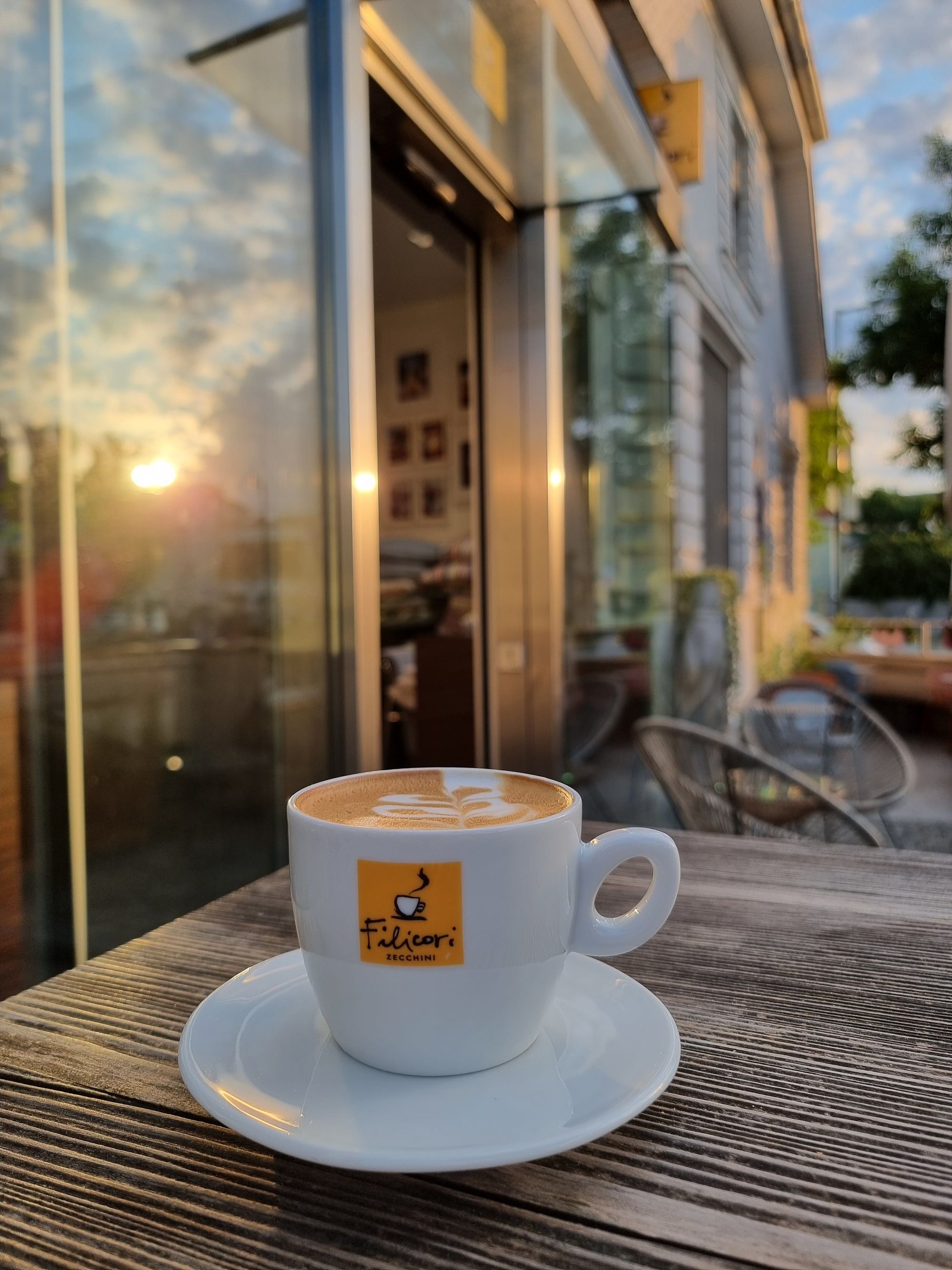 Sonnenaufgang, Gastgarten Tasse Kaffee auf Tisch 