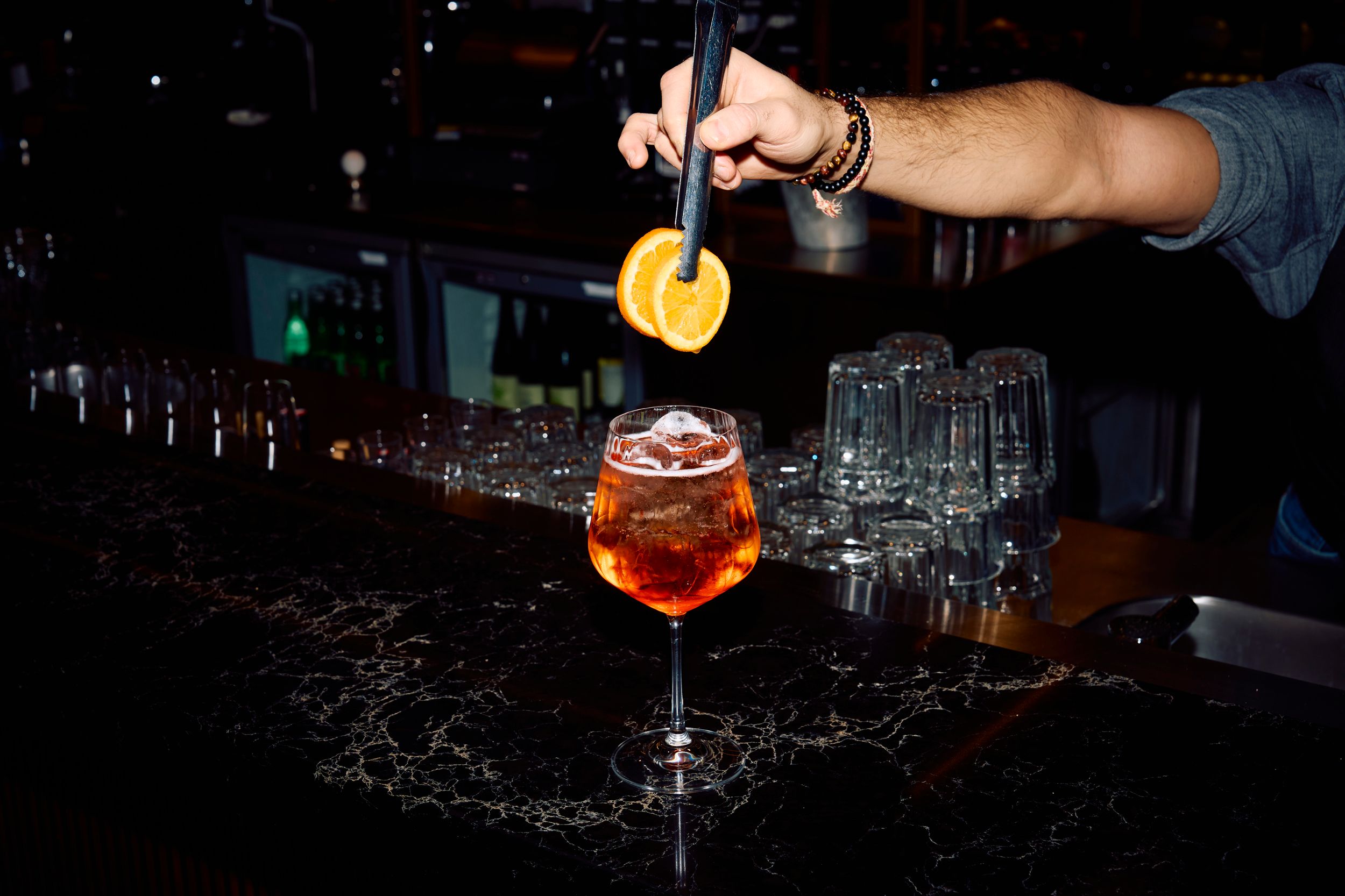 Aperol Spritz mit Orangenscheiben 