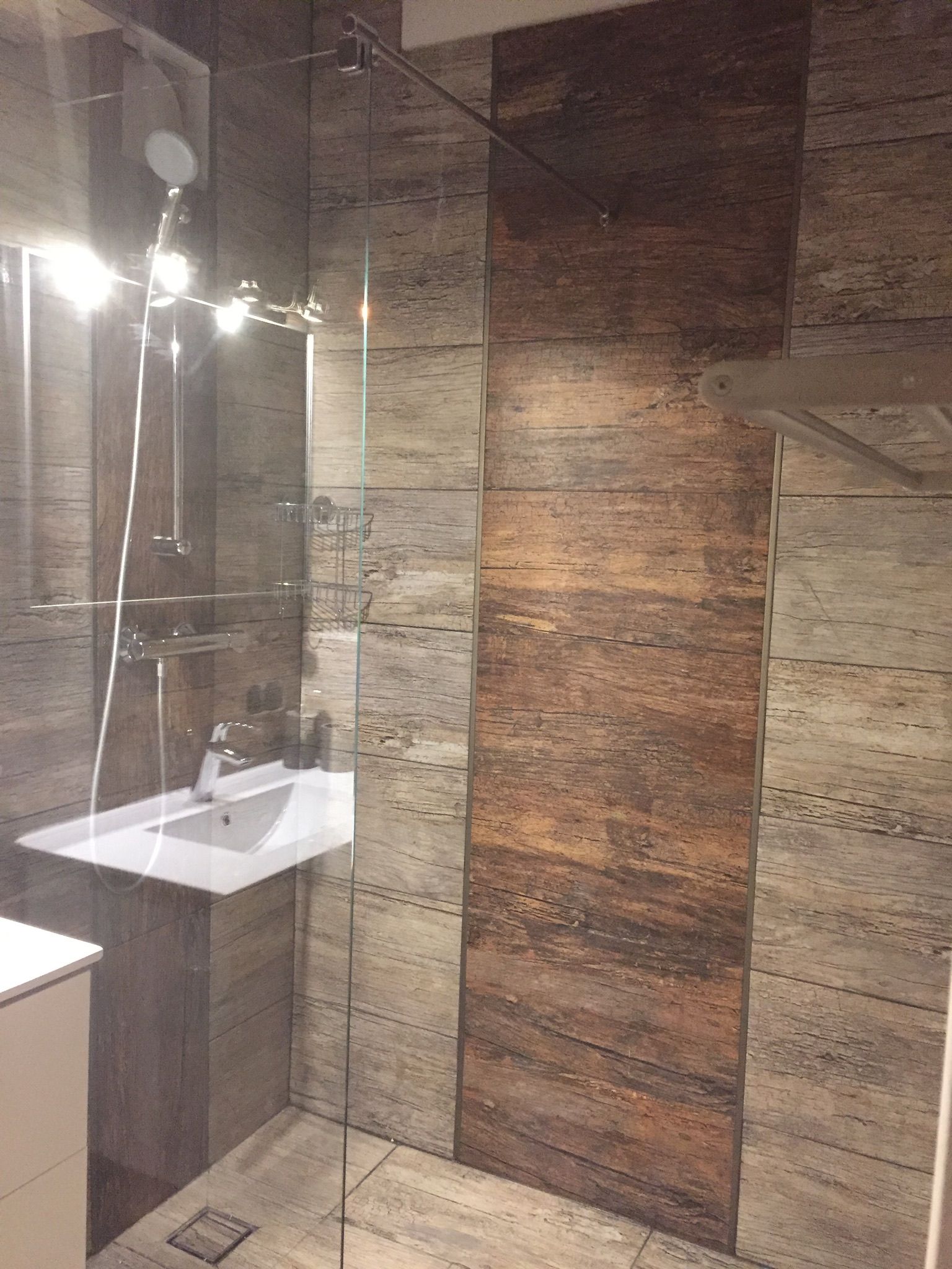 Hippo Campus, Badezimmer