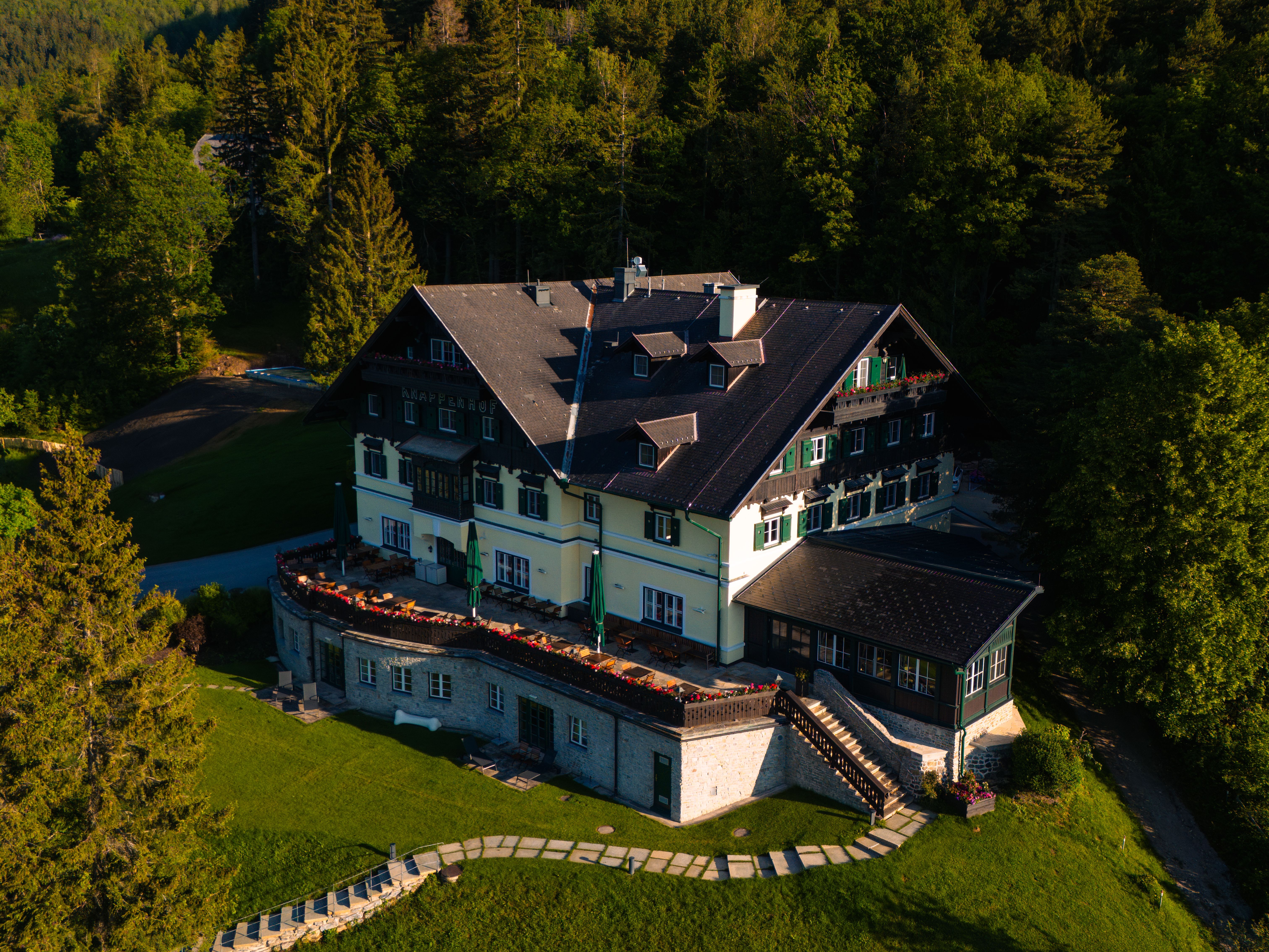 Umgeben von üppigen Wäldern und sanften Hügeln strahlt der Knappenhof eine einladende Ruhe aus. Die charmante Architektur des Hauses harmoniert perfekt mit der malerischen Landschaft der Wiener Alpen, die zu Erkundungen und entspannenden Momenten einlädt.
