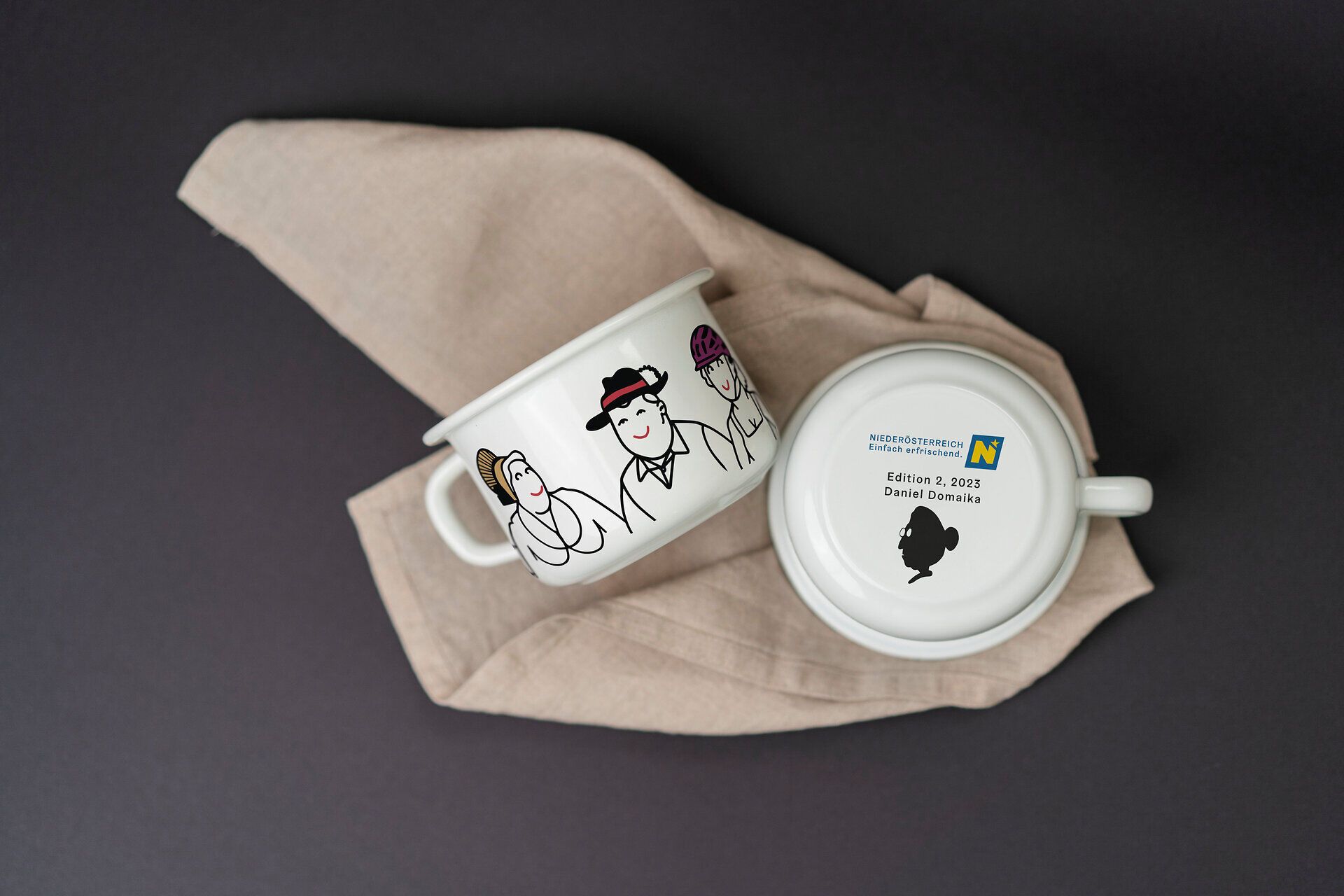 Die stilvolle Tasse aus Emaille strahlt den Charme der österreichischen Berge aus und lädt dazu ein, die Schönheit der Natur bei einer Tasse Kaffee zu genießen. Mit kunstvollen Zeichnungen, die die alpine Lebensart widerspiegeln, ist sie ein perfektes Souvenir für jeden, der die Ruhe und den Frieden der Berglandschaft schätzt.