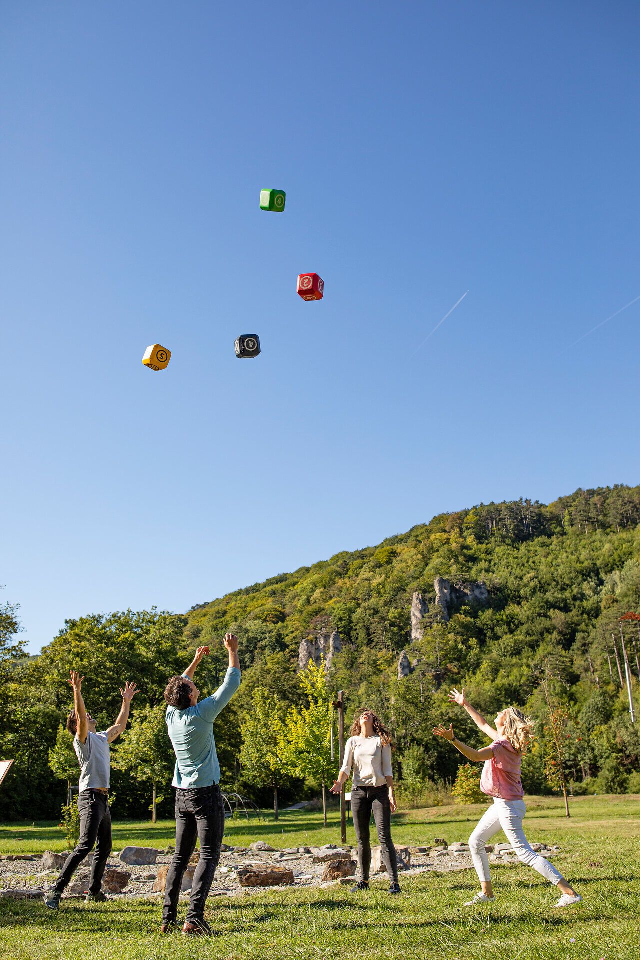 In der idyllischen Umgebung des Spirit Parks genießen fröhliche Menschen einen aktiven Tag im Freien. Die bunten Würfel fliegen durch die Luft, während Lachen und Freude die Atmosphäre erfüllen. Hier wird der Sommer in den Bergen lebendig und lädt zu unvergesslichen Erlebnissen ein.