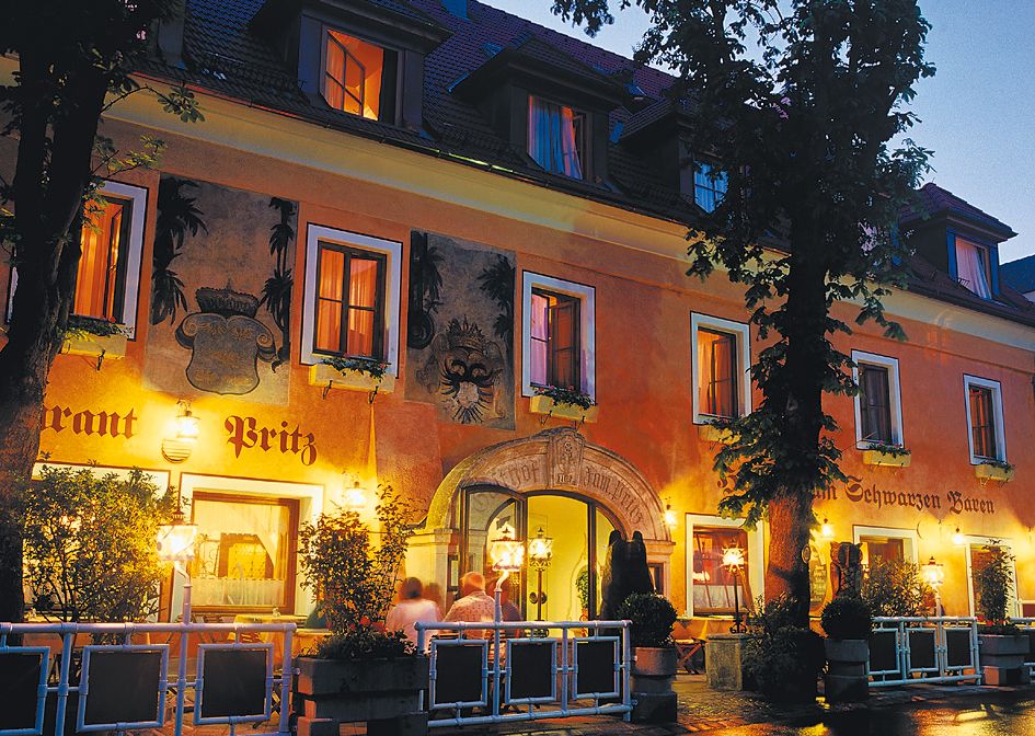 Historisches Gebäude des Hotels Zum Schwarzen Bären bei Nacht, beleuchtet mit warmem Licht.