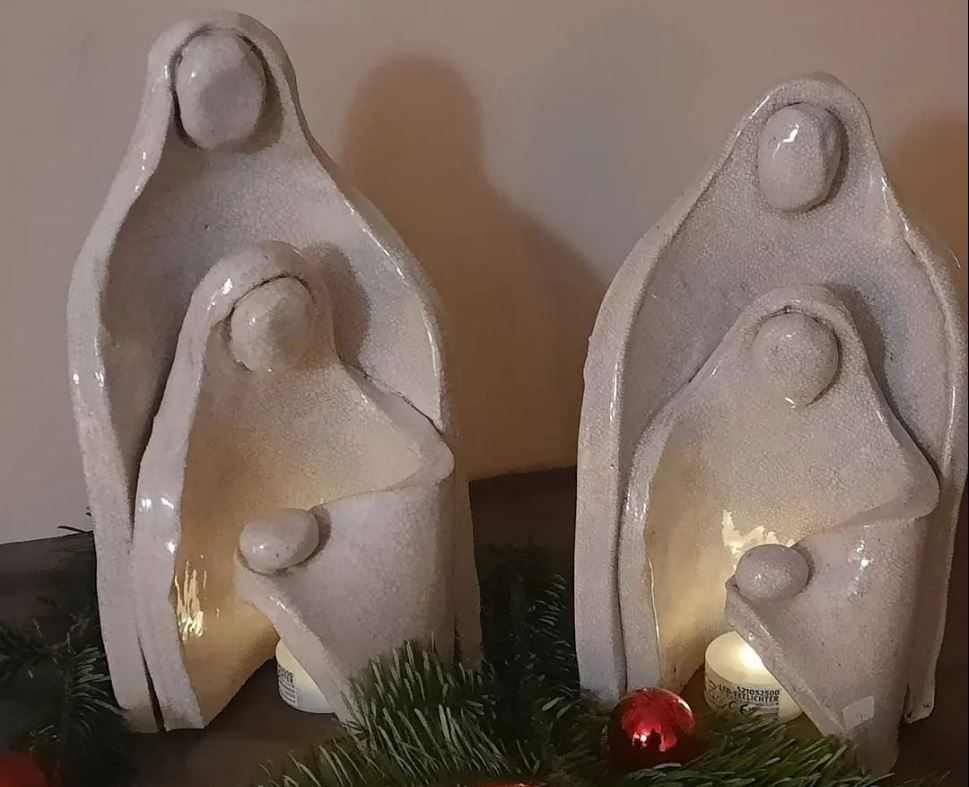 Handgetöpferte Engel aus Keramik als Dekorationsfiguren.