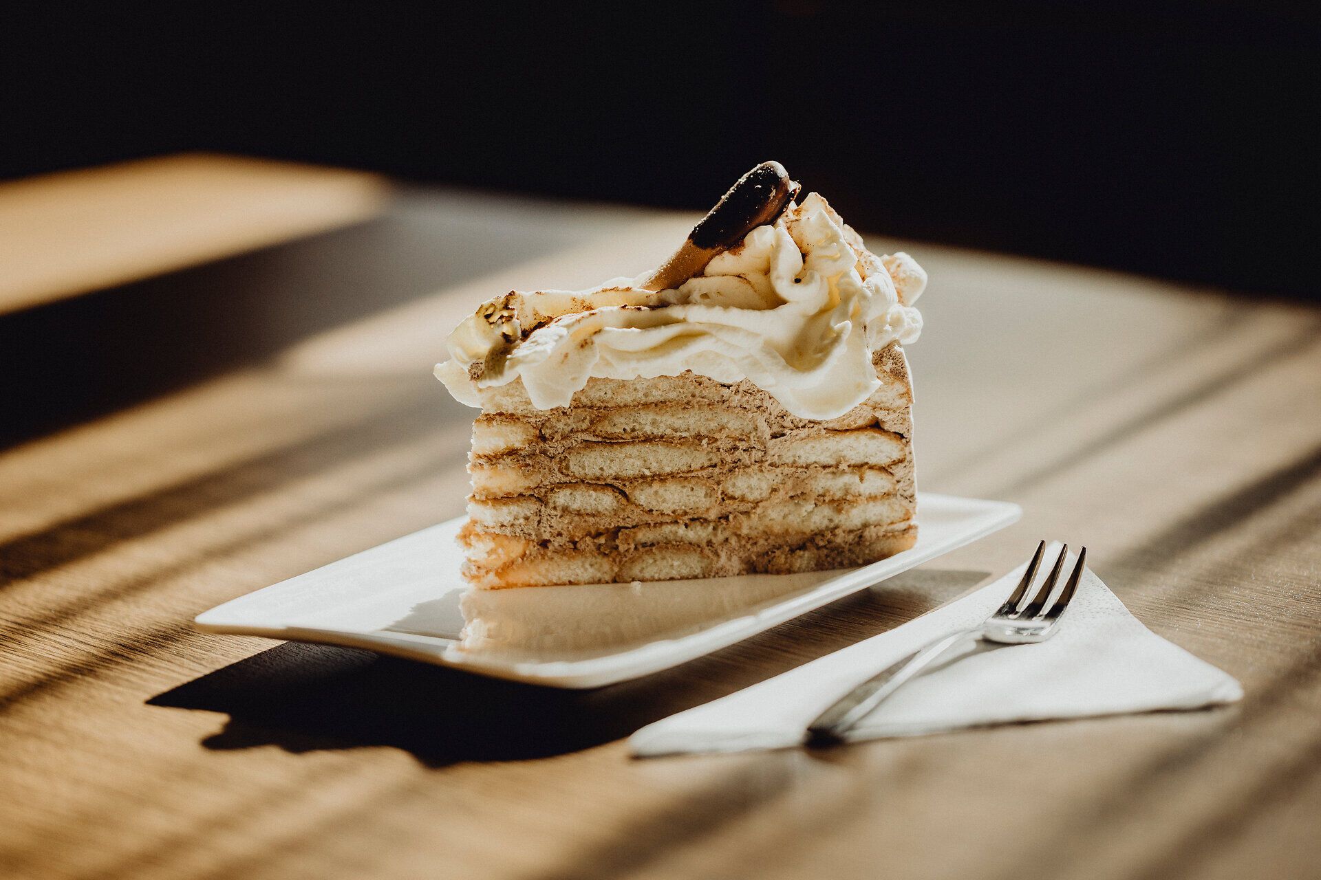 Genießen Sie ein Stück der köstlichen Malakofftorte, die in der warmen Atmosphäre des Gasthof Pichler serviert wird. Der zarte Biskuit und die cremige Füllung laden dazu ein, sich eine Auszeit zu gönnen und die Schönheit der Wiener Alpen zu erleben.