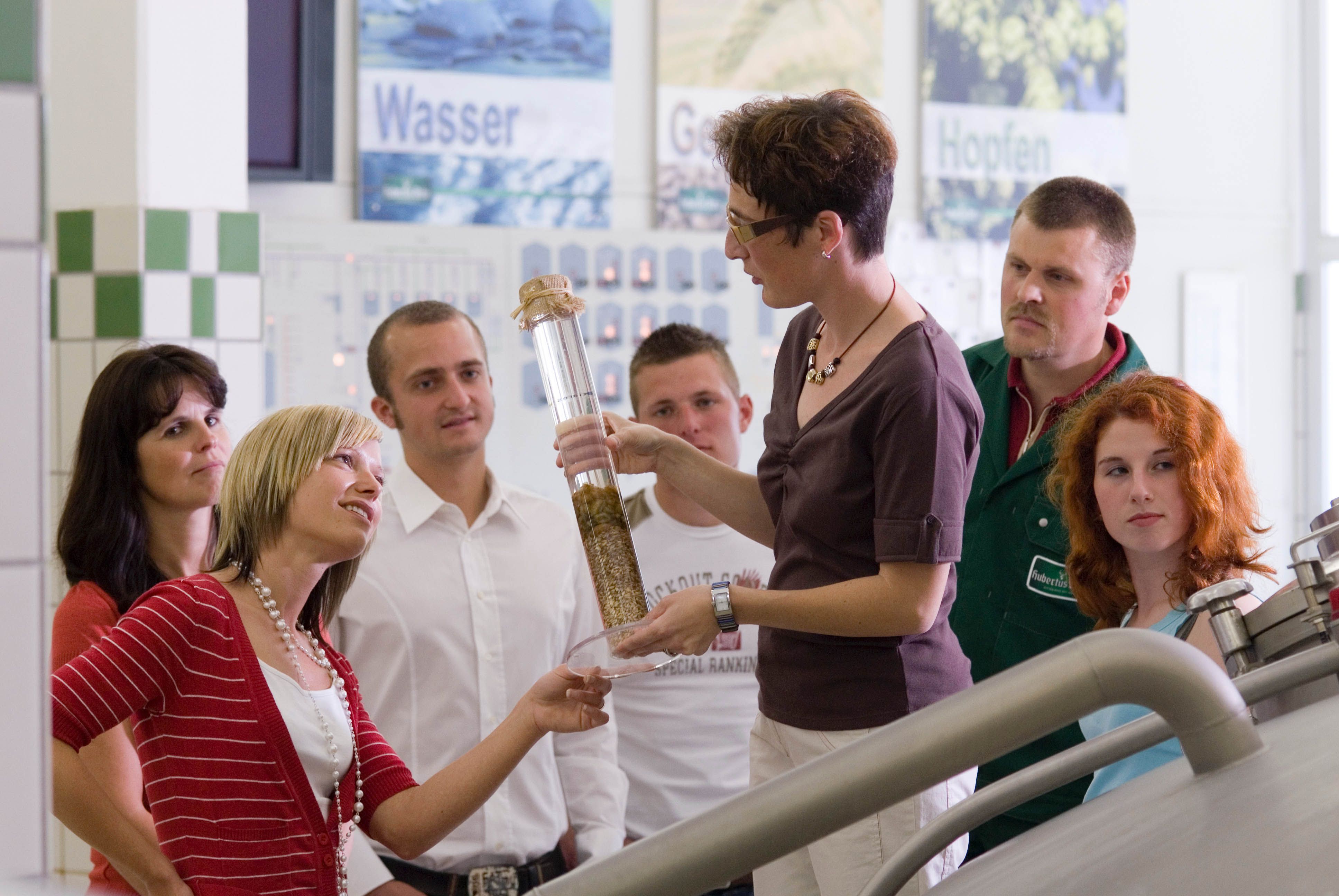 Gruppe von Menschen bei einer Führung in einer Brauerei.