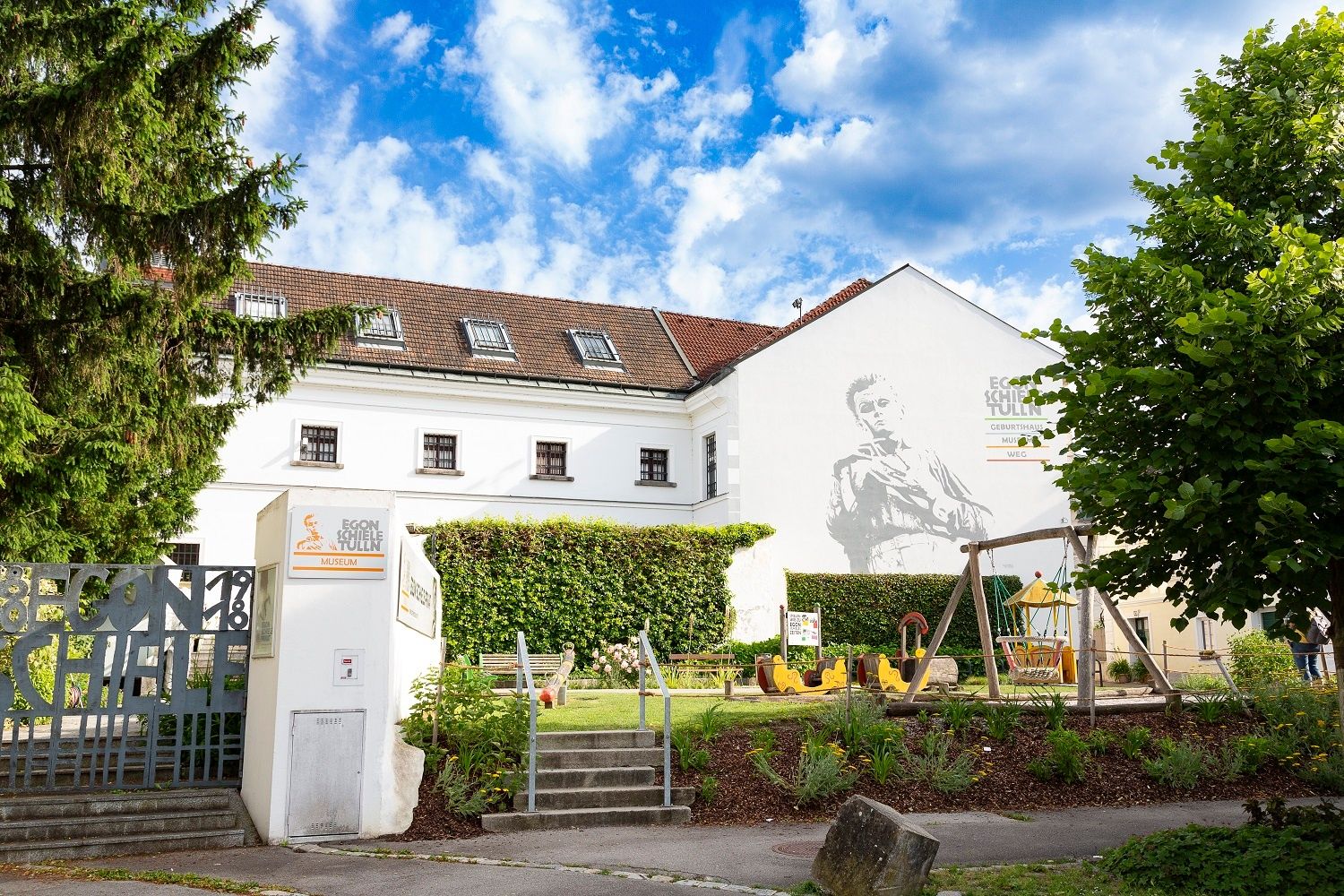 Egon Schiele Museum mit Spielplatz und Wandbild.